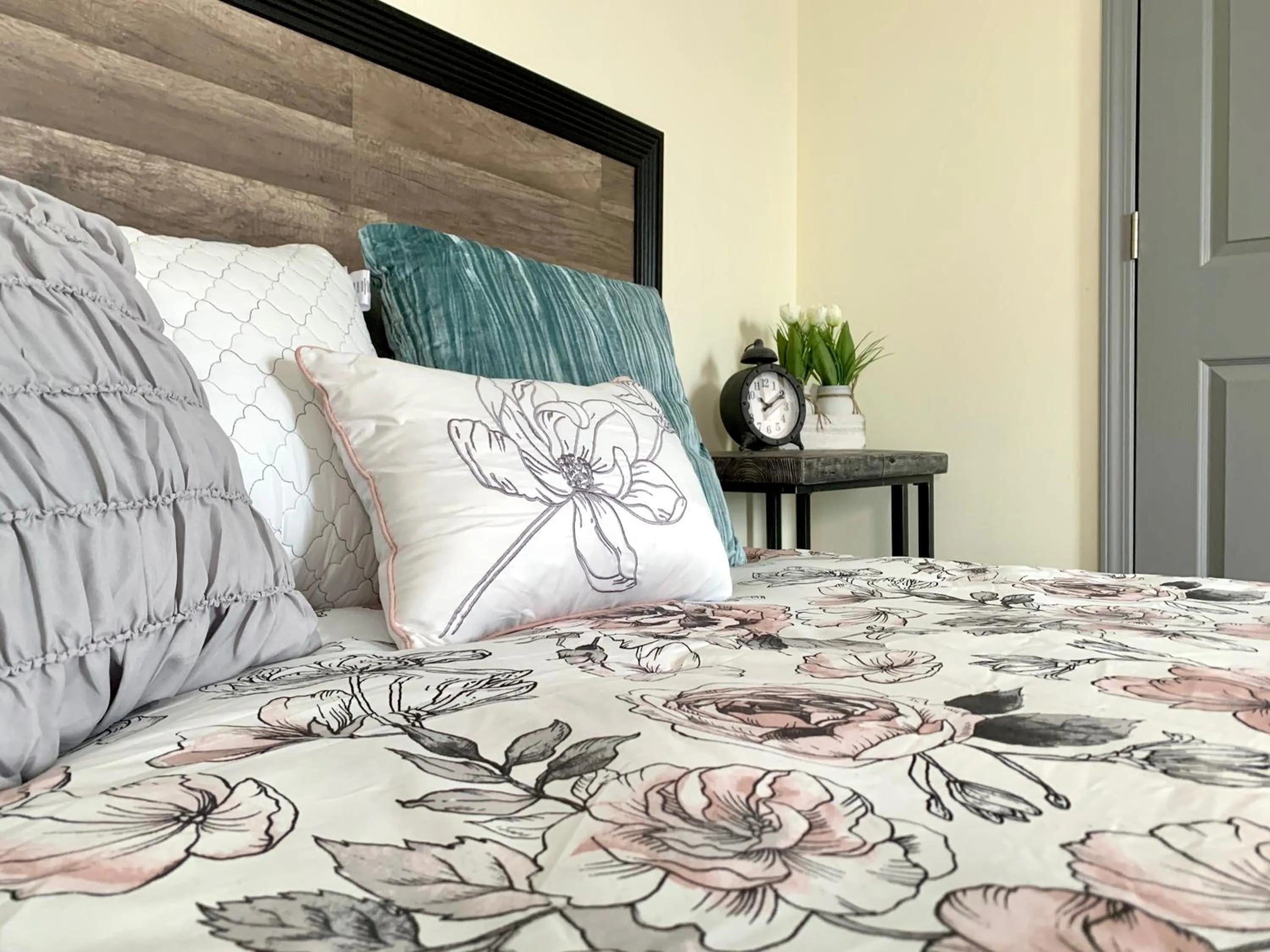 Bed in The Eastside Manor- With Private Yard & Free Parking, Minutes From Falls & Casino by Niagara Hospitality