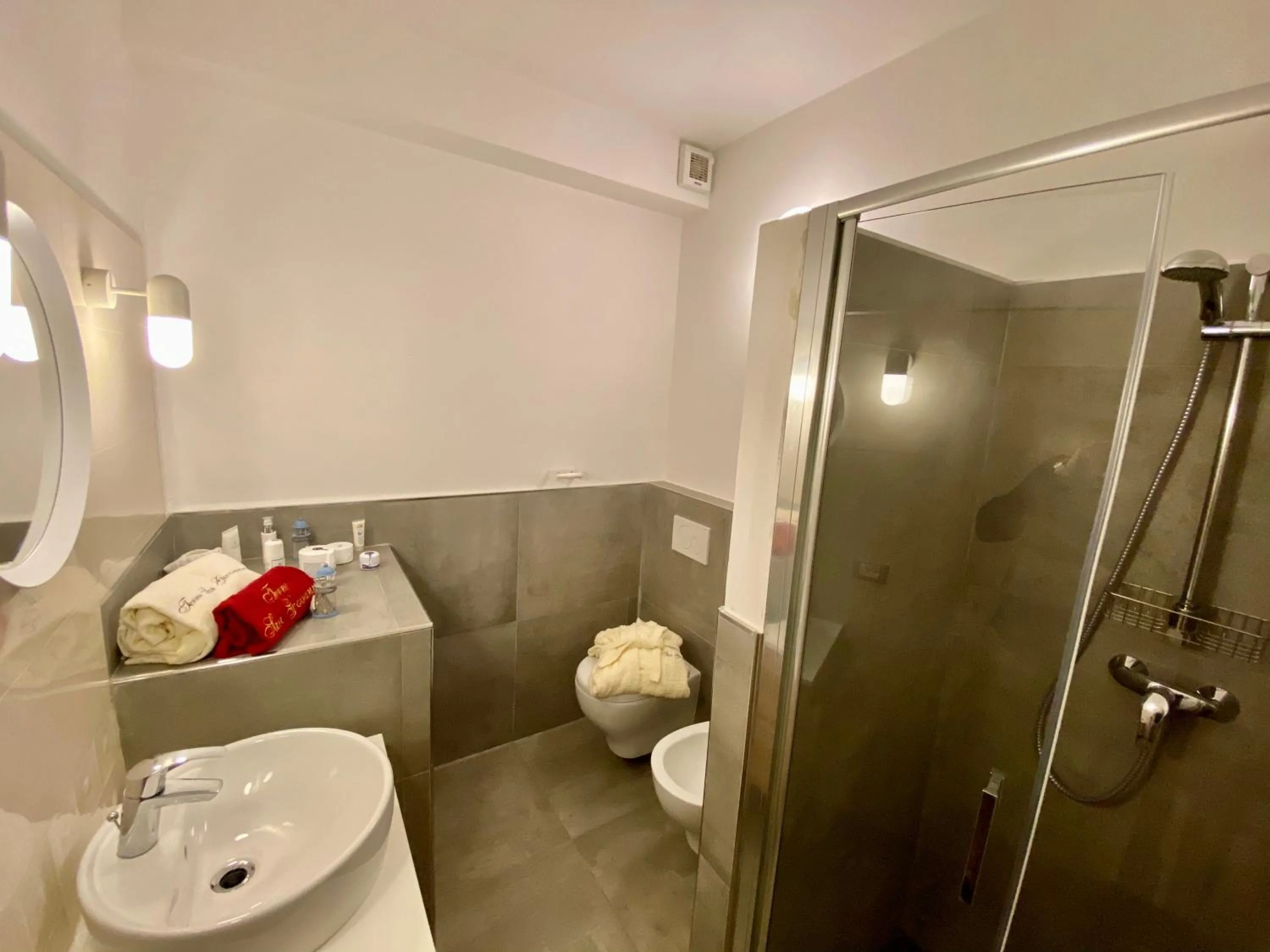 Shower in RESIDENCE TERME ISOLA D'ELBA SRL