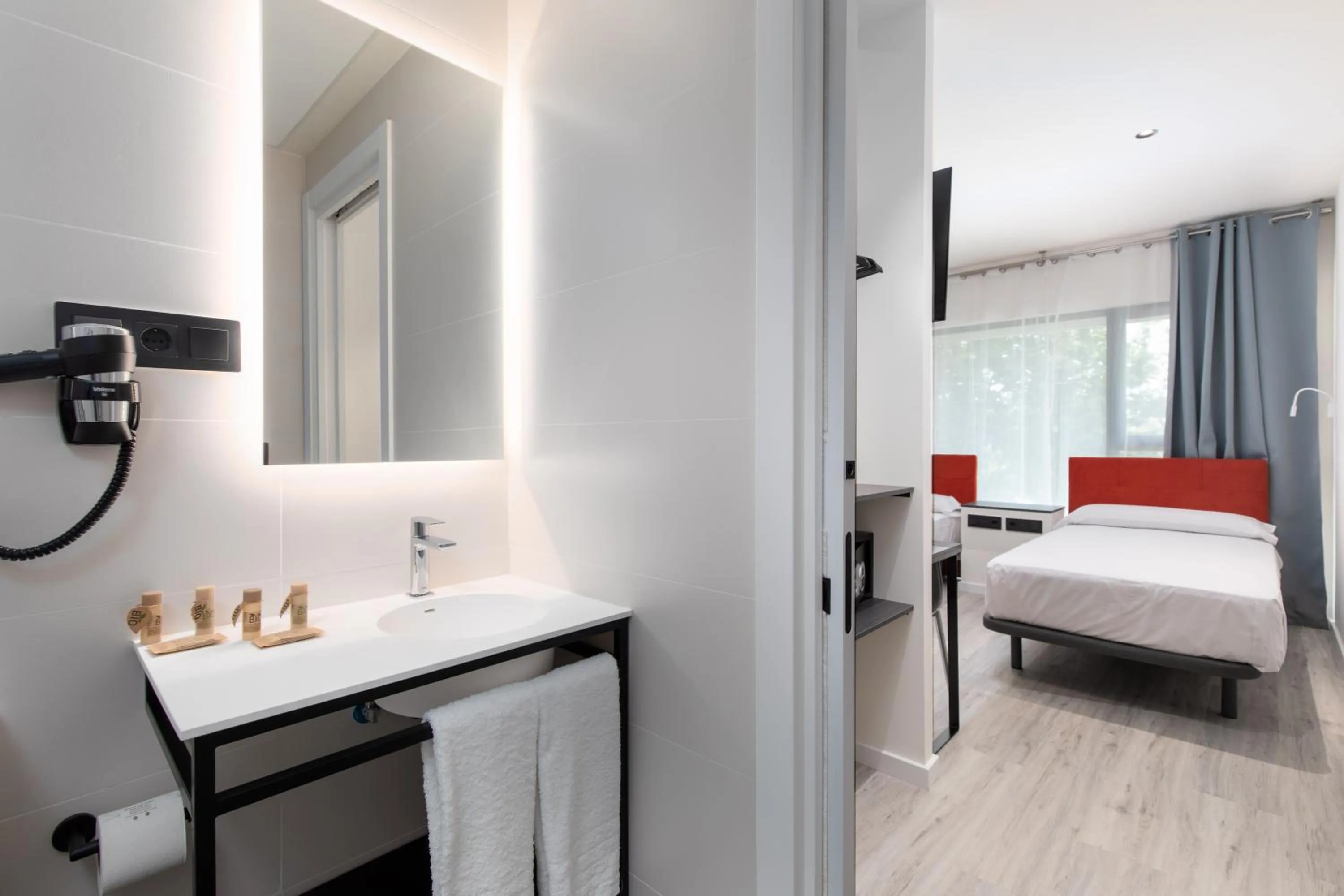 Bathroom, Bed in Arena Zone Hotel