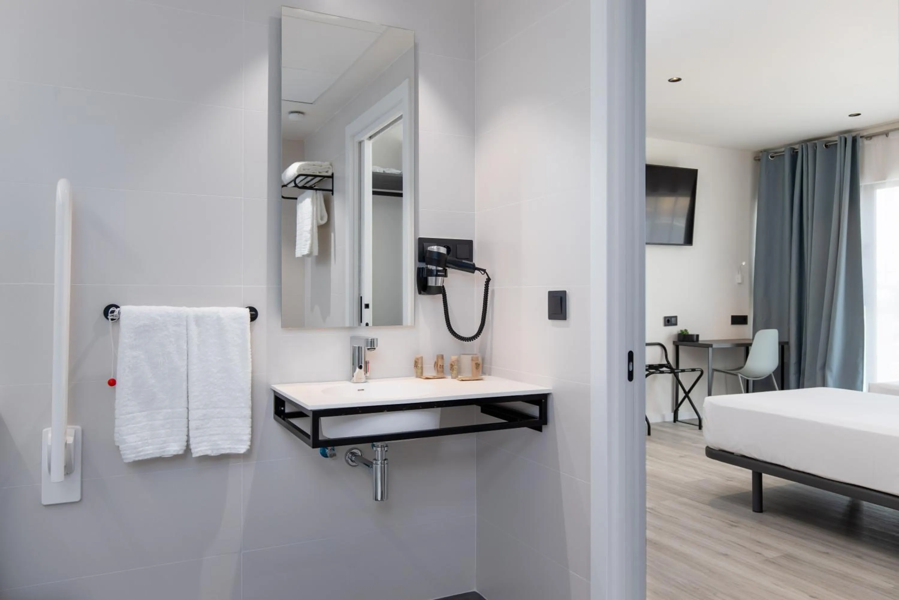 Bathroom, Bed in Arena Zone Hotel