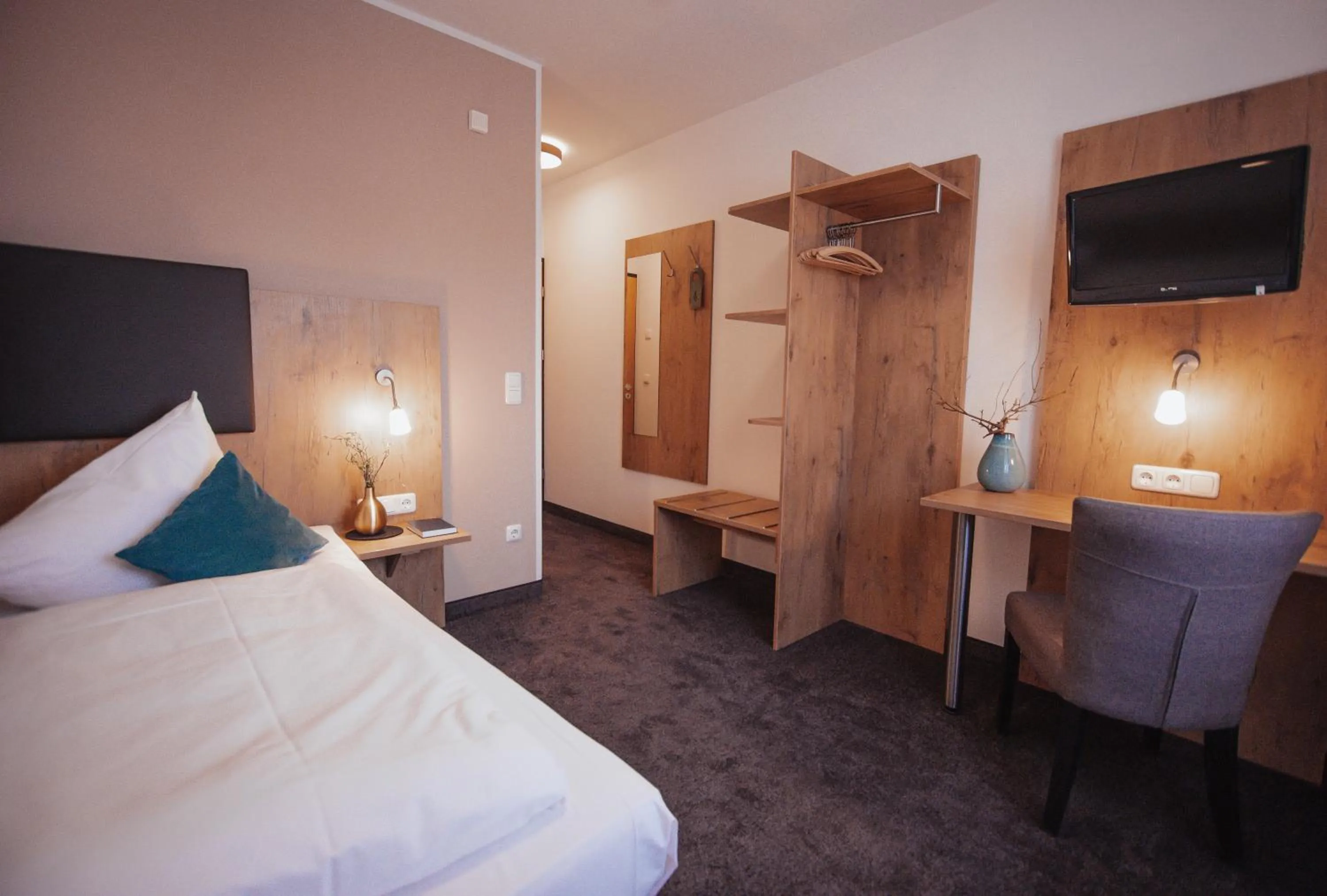 Photo of the whole room, Bed in Hotel am Hachinger Bach by Blattl