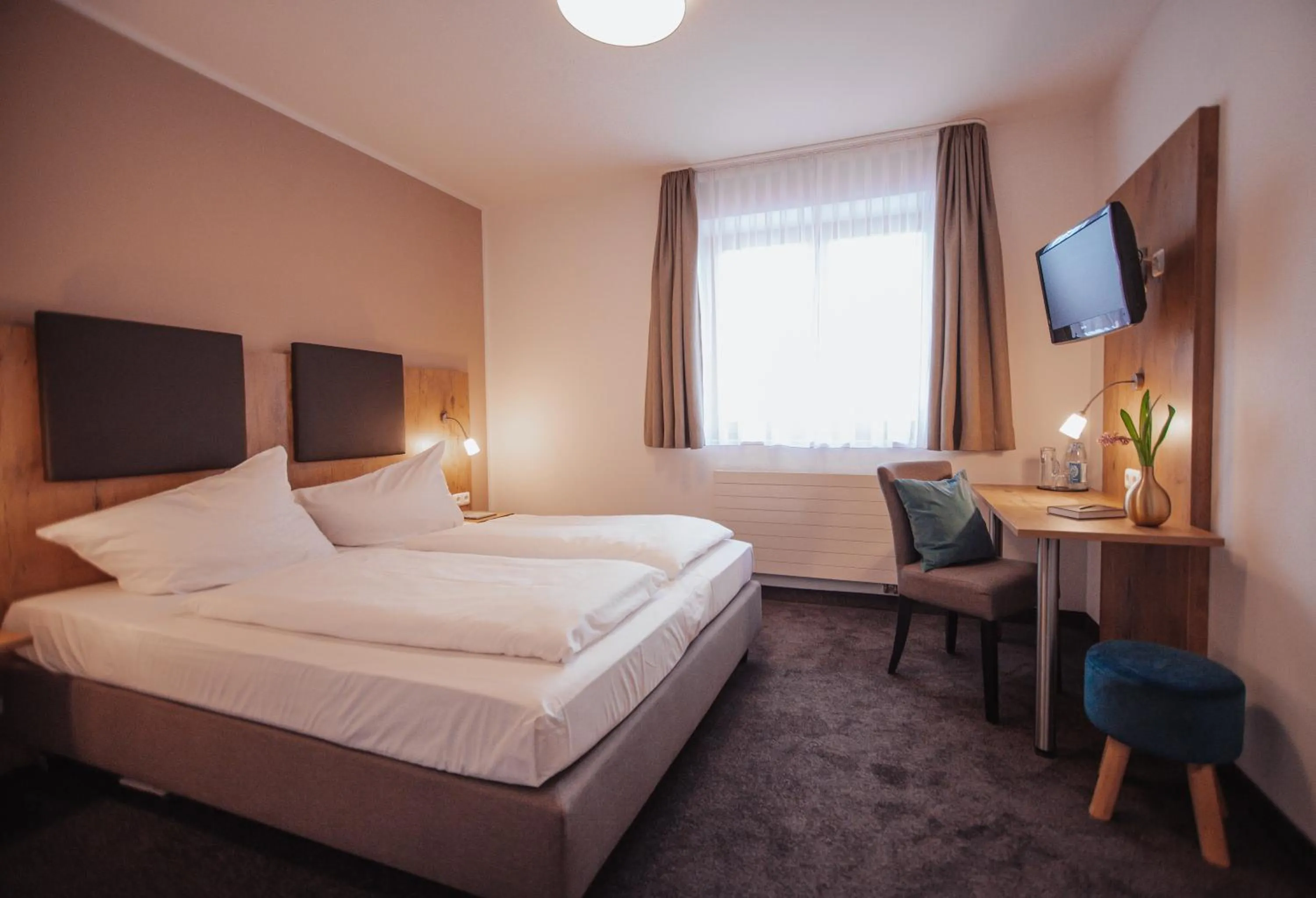 Staff, Bed in Hotel am Hachinger Bach by Blattl