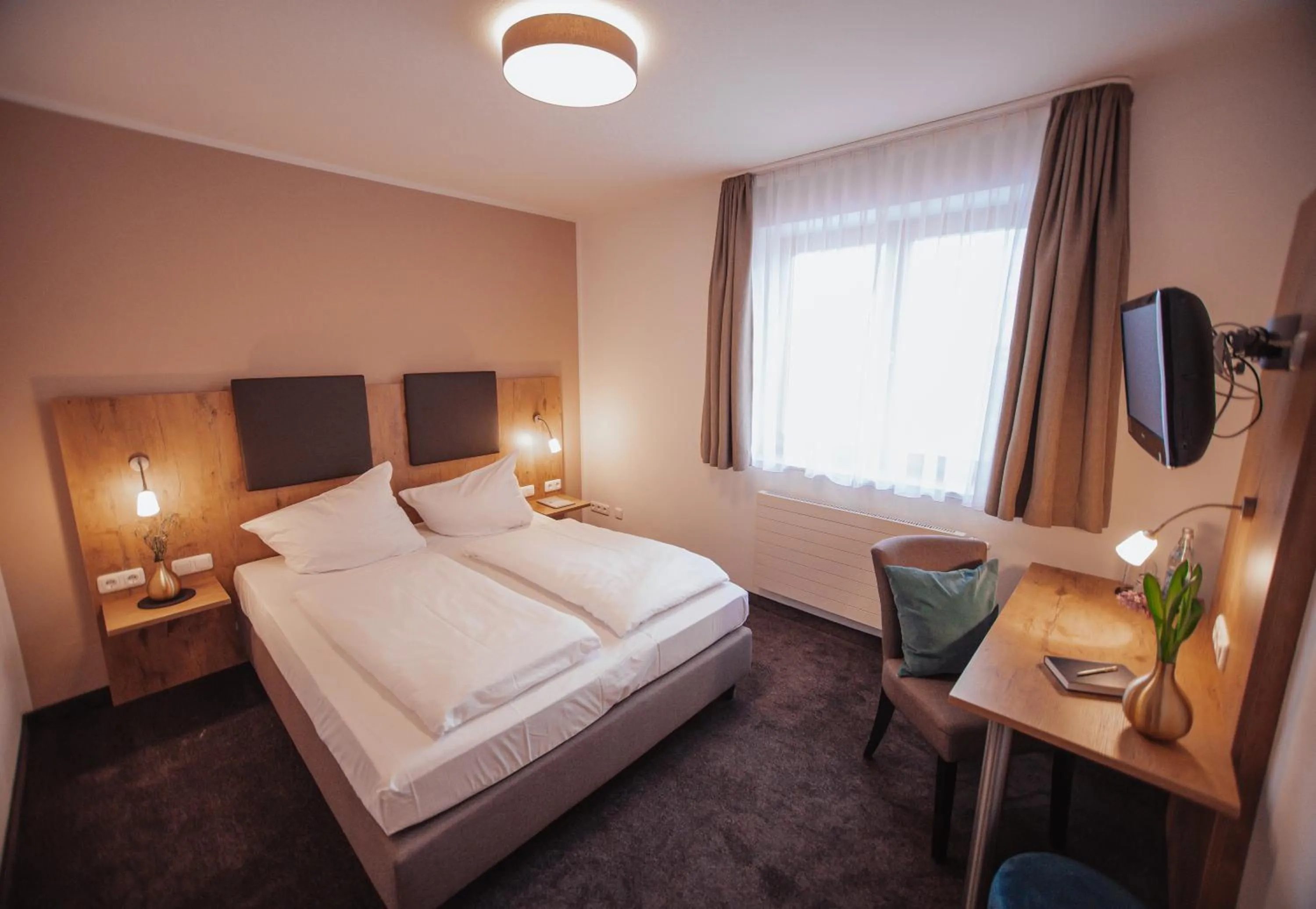 Bed in Hotel am Hachinger Bach by Blattl