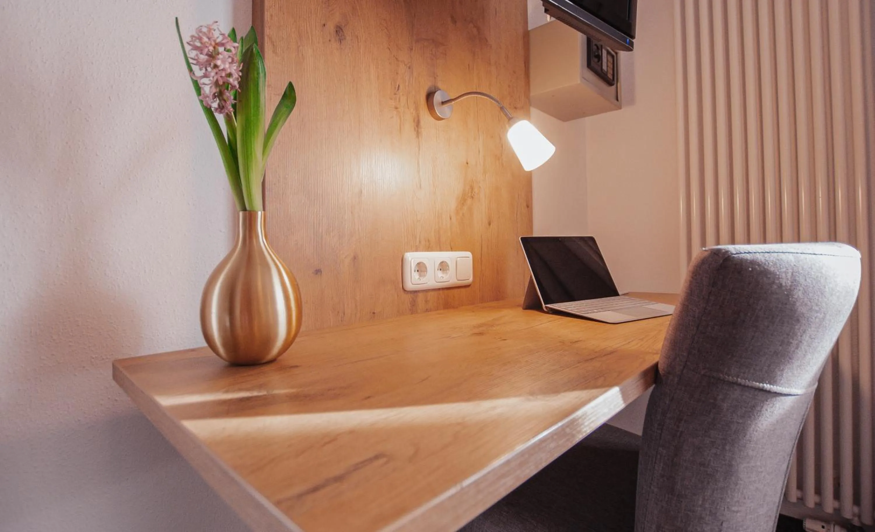 TV and multimedia in Hotel am Hachinger Bach by Blattl