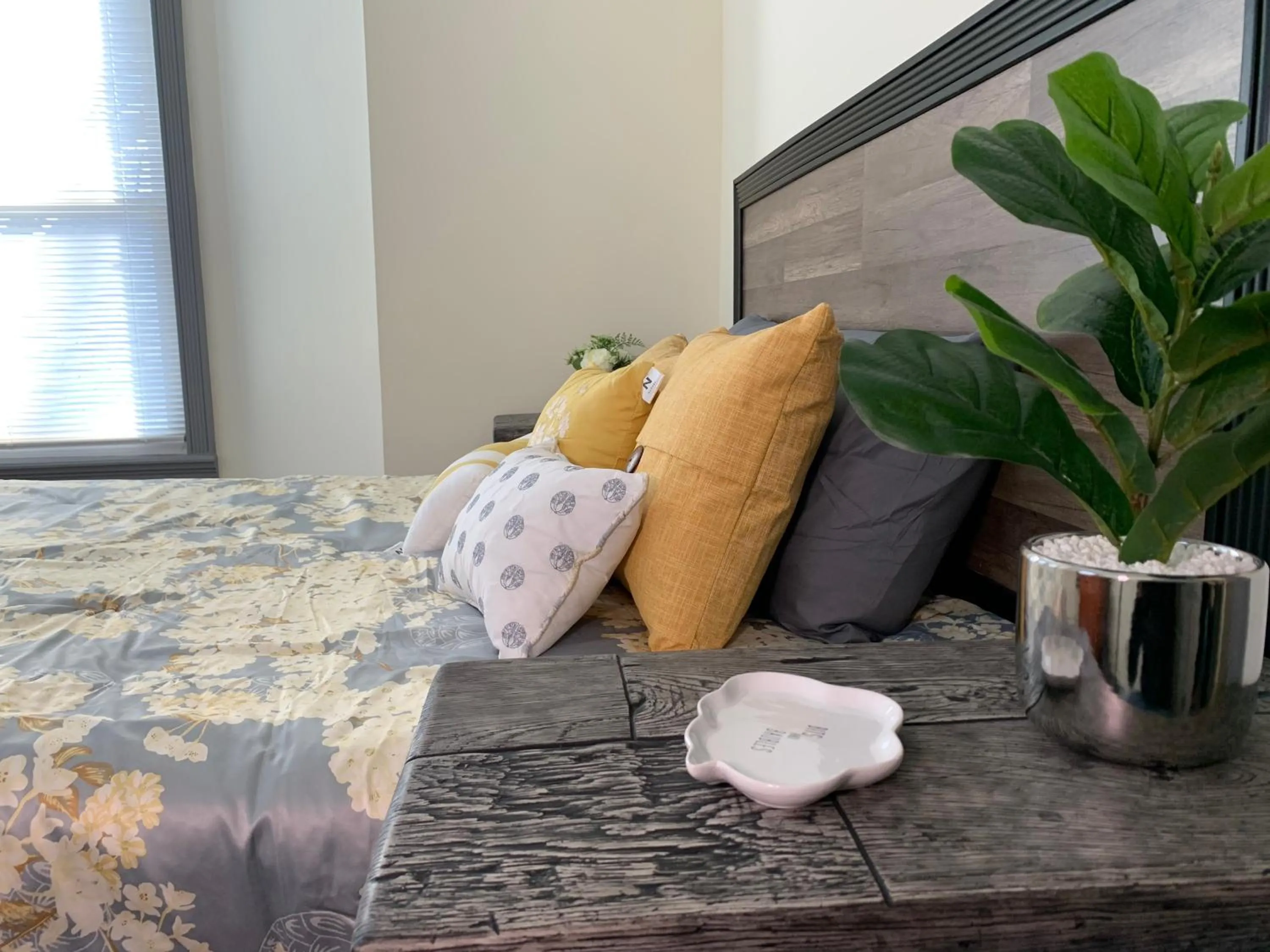 Bedroom in The Iron Scow - With Private Yard & Free Parking, Minutes From Falls & Casino by Niagara Hospitality