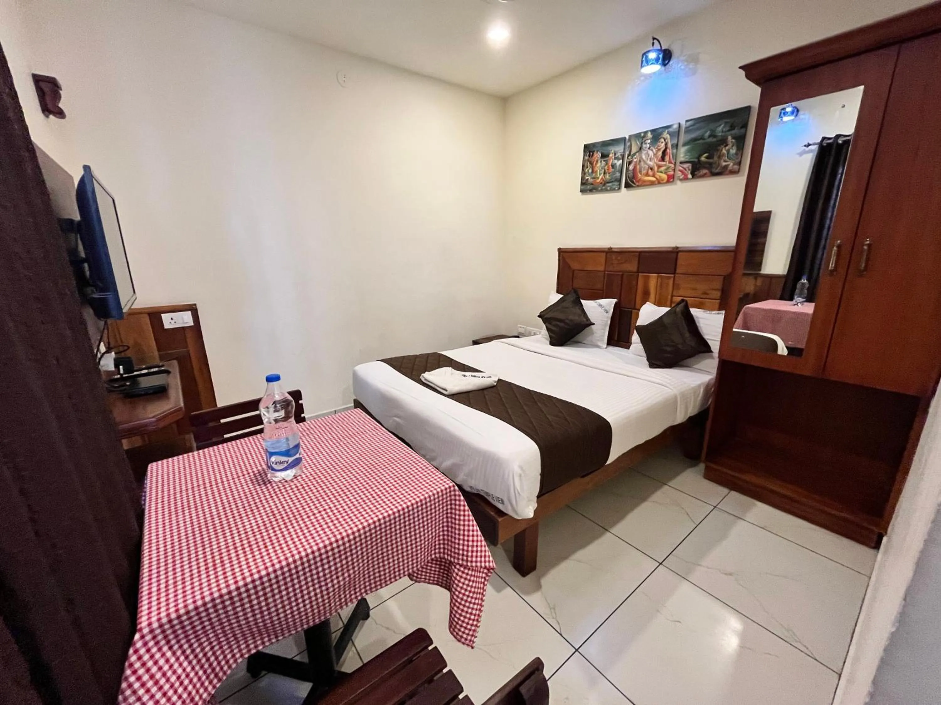 Photo of the whole room, Bed in Velan Temple View