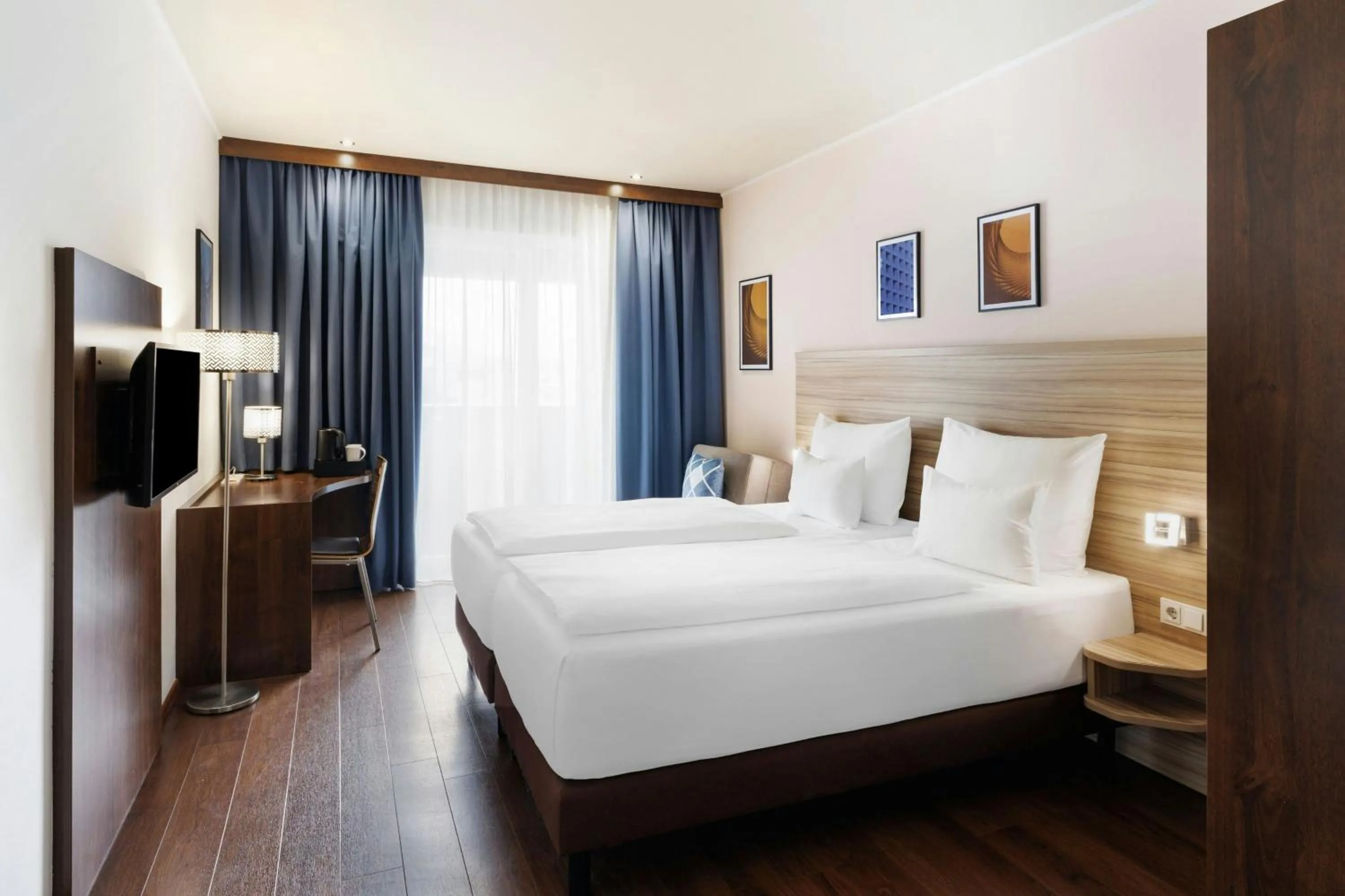 Photo of the whole room, Bed in Four Points Flex by Sheraton Salzburg Messe