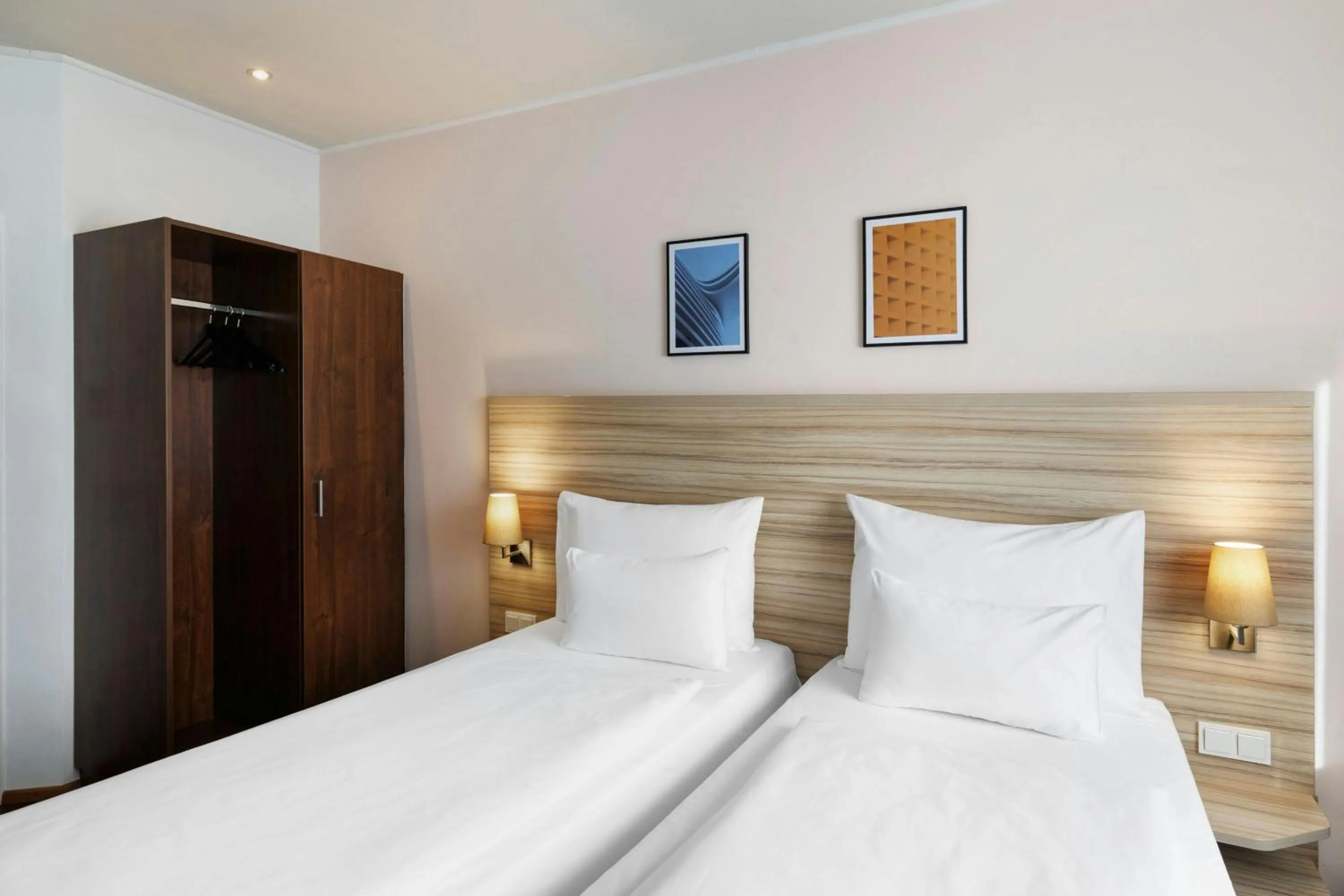 Photo of the whole room, Bed in Four Points Flex by Sheraton Salzburg Messe