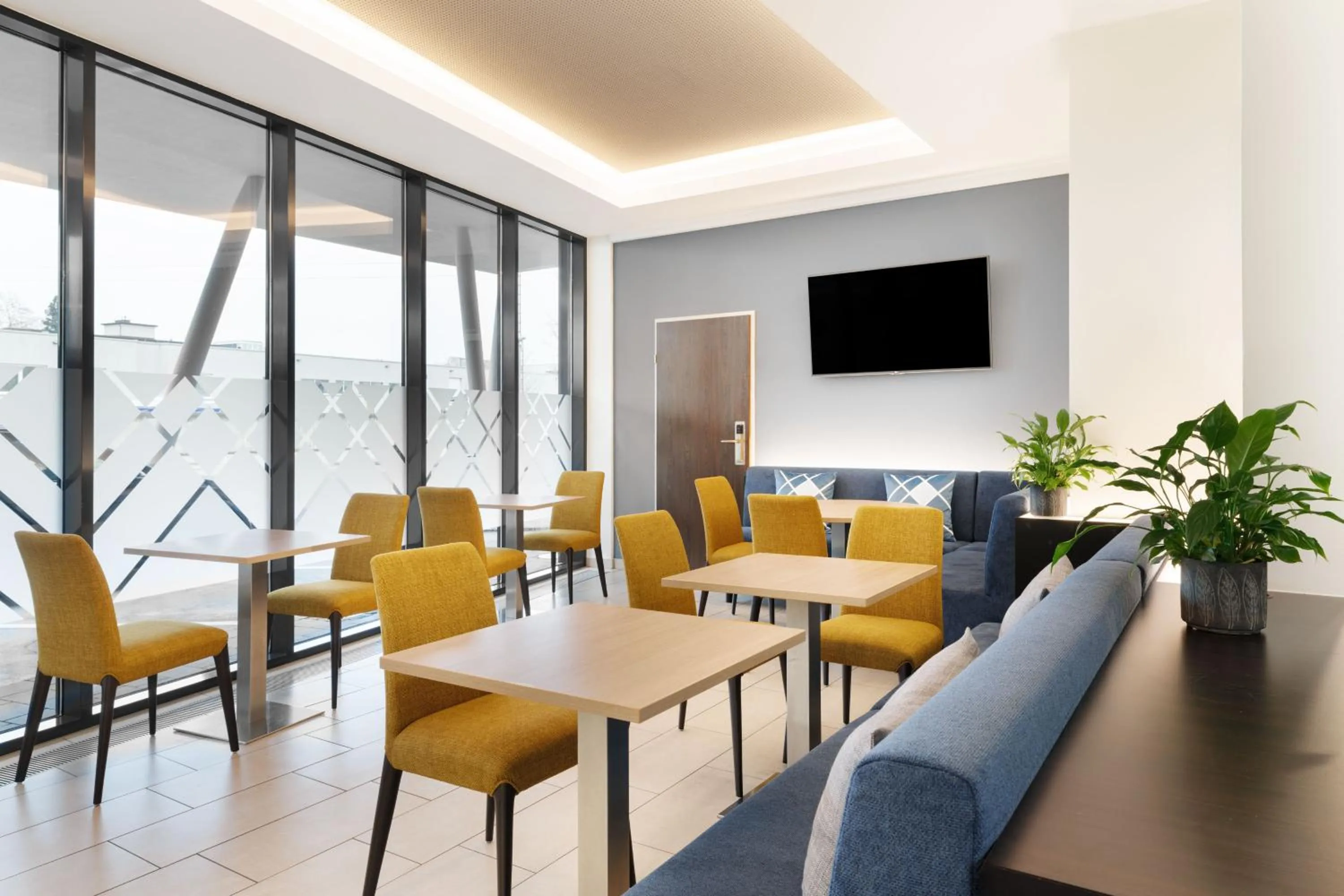 Lounge or bar in Four Points Flex by Sheraton Salzburg Messe