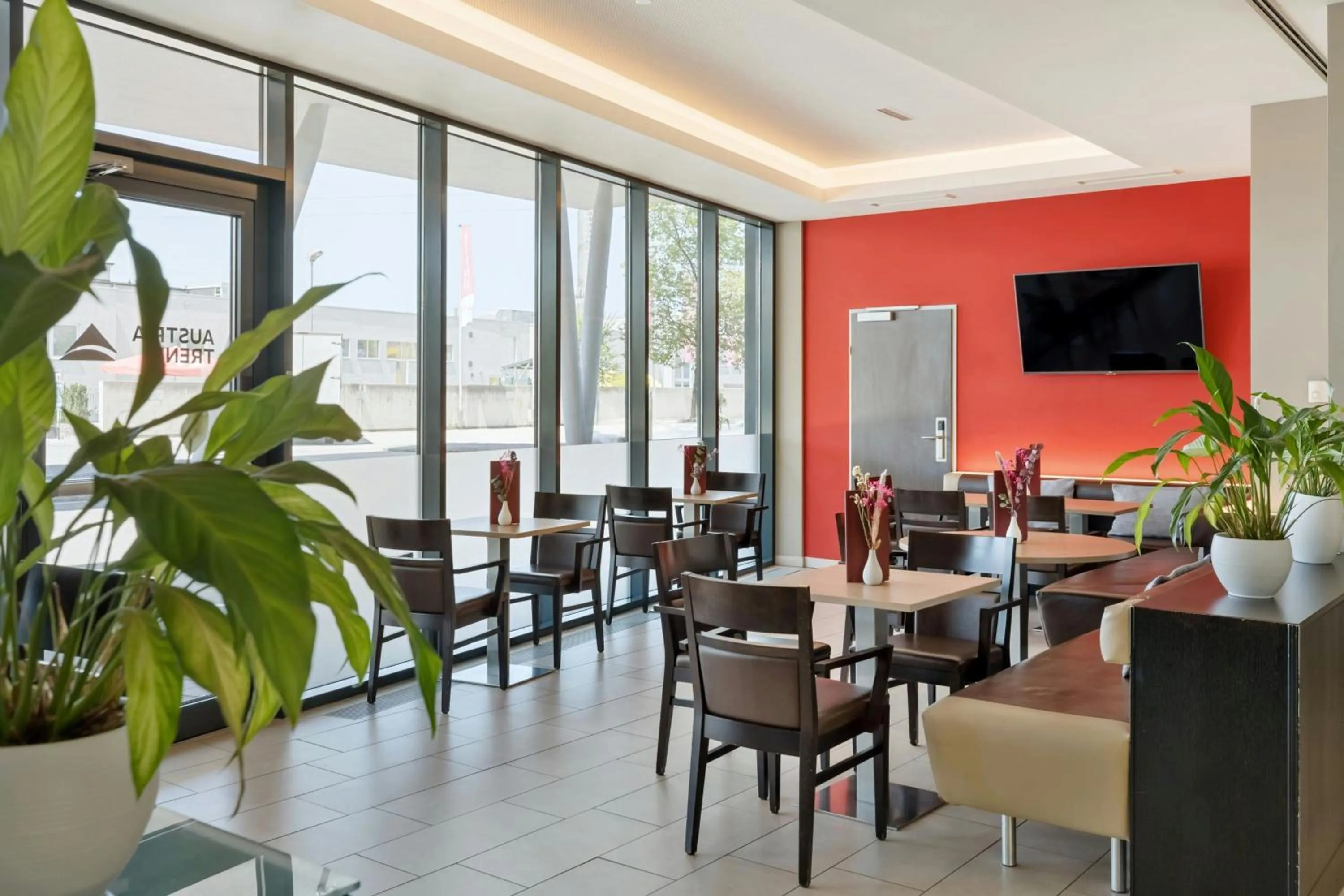 Lobby or reception in Four Points Flex by Sheraton Salzburg Messe