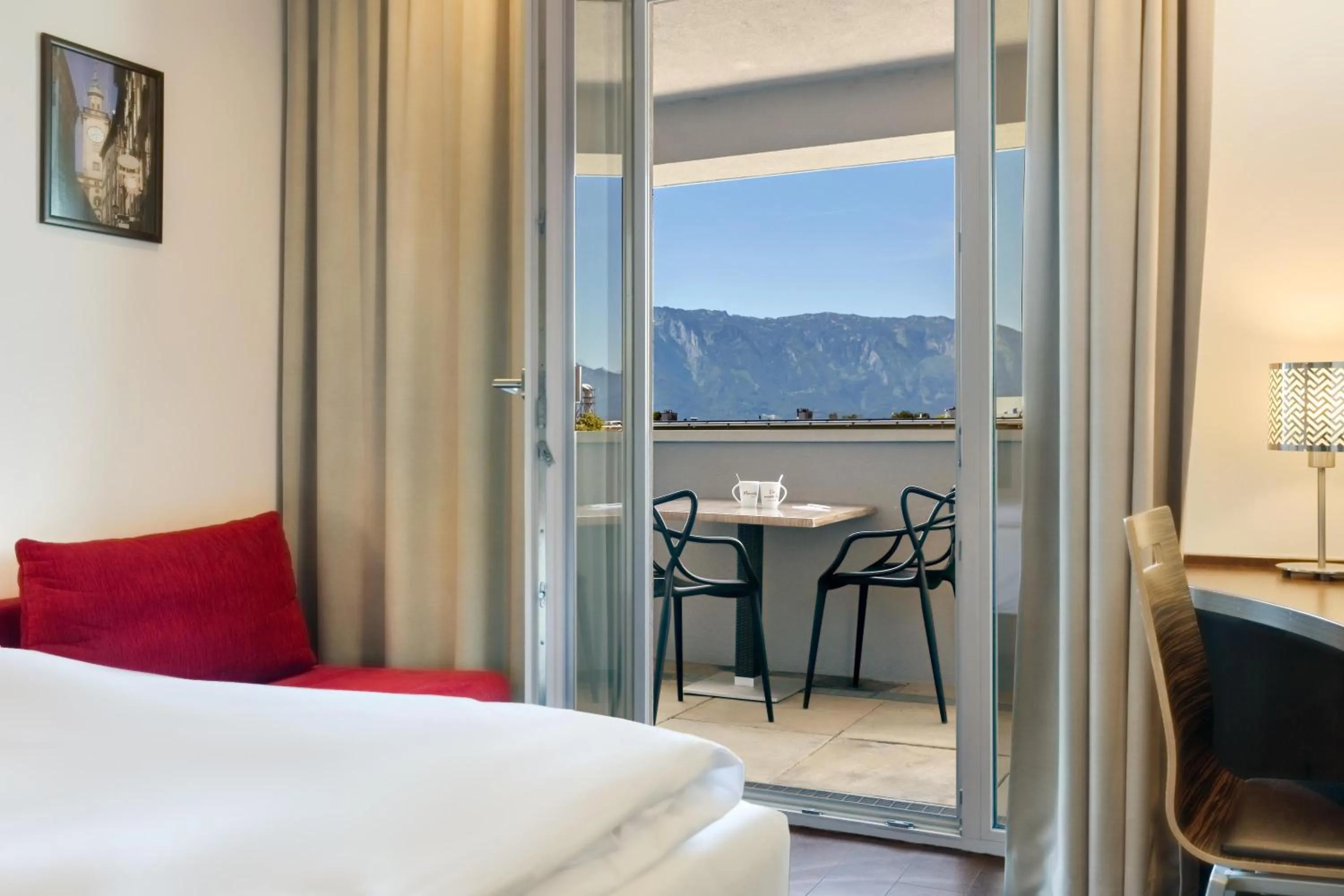 View (from property/room), Bed in Austria Trend Hotel Salzburg Messe