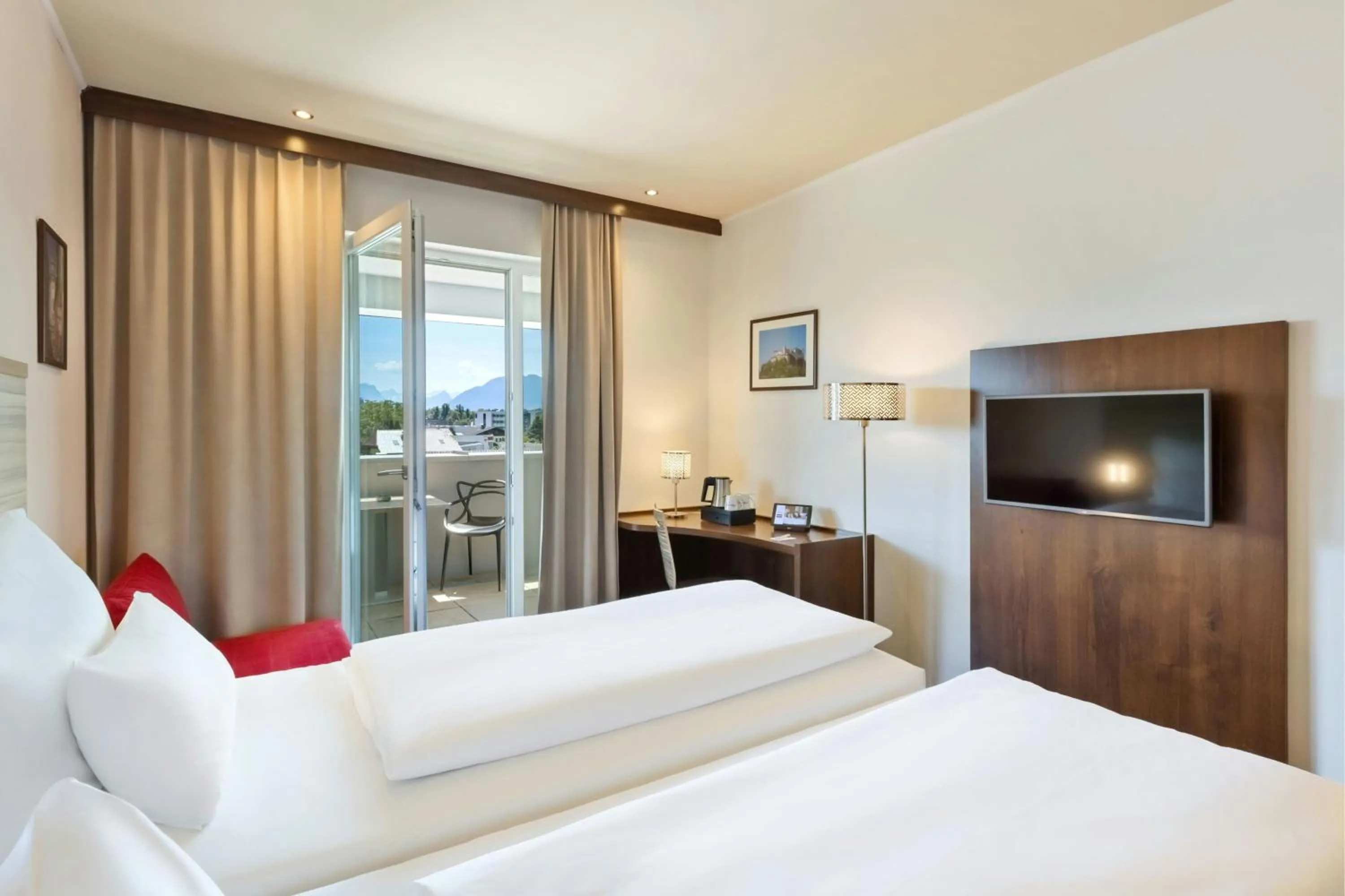 Photo of the whole room, Bed in Four Points Flex by Sheraton Salzburg Messe