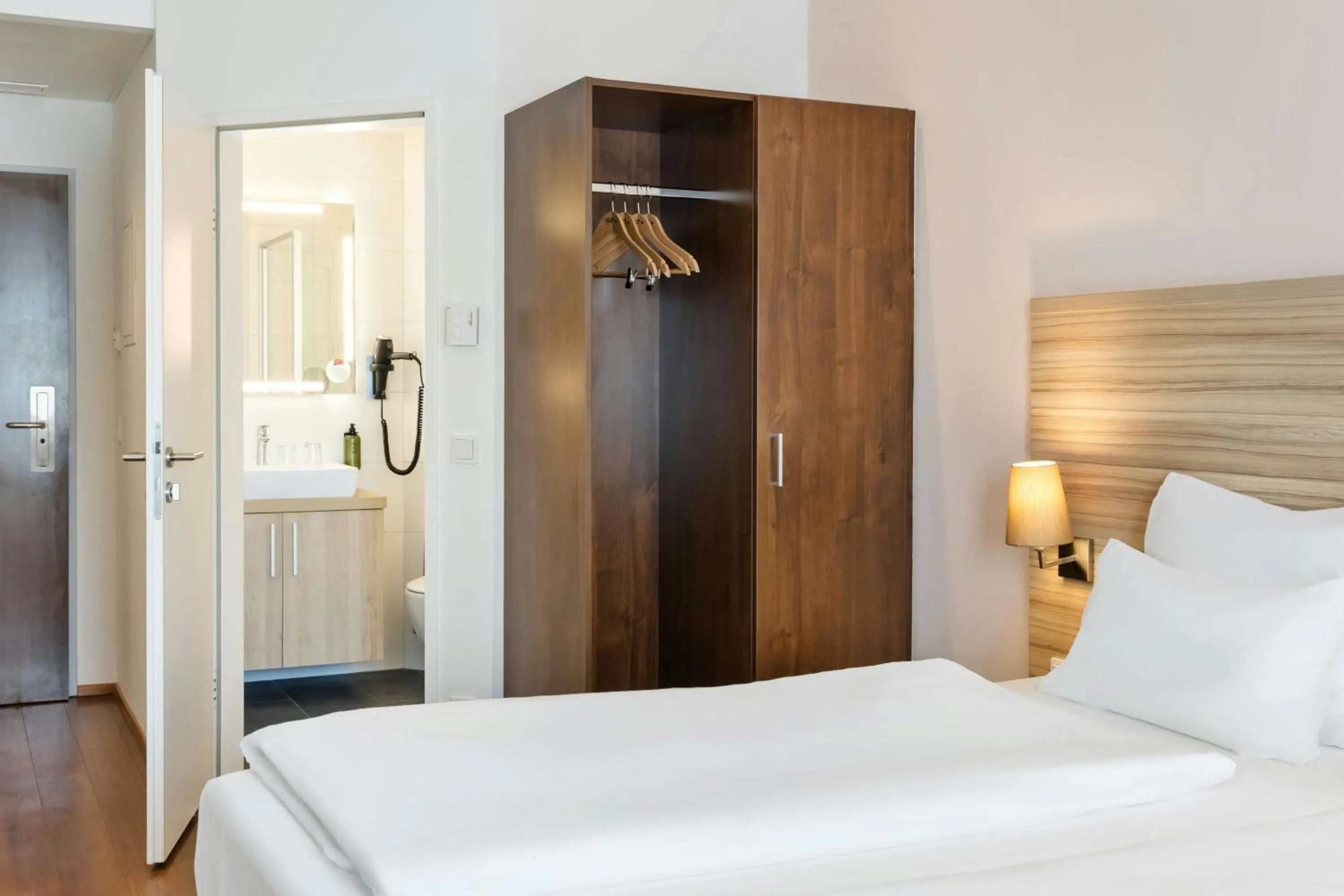 Photo of the whole room, Bed in Four Points Flex by Sheraton Salzburg Messe