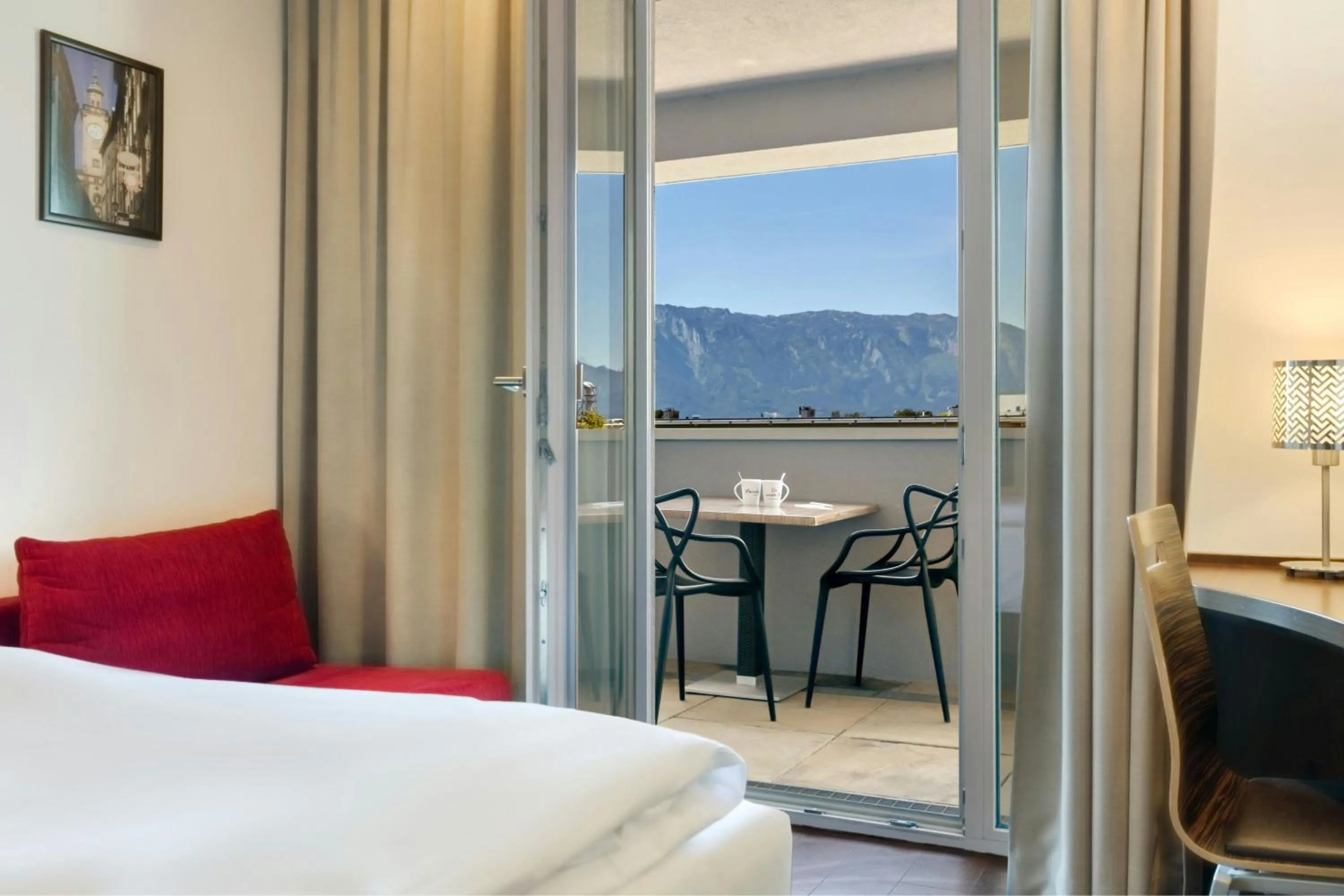 Photo of the whole room, Bed in Four Points Flex by Sheraton Salzburg Messe