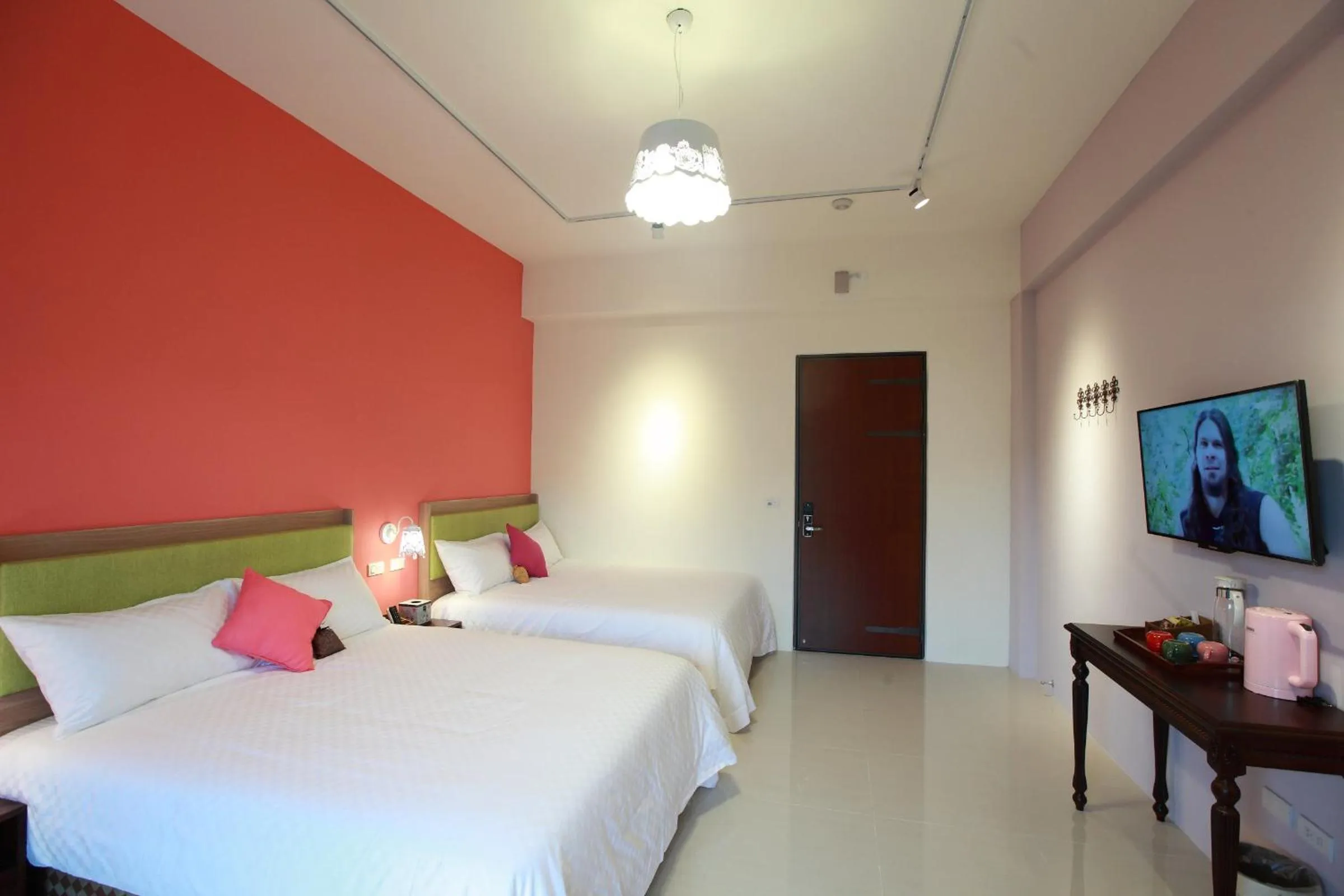 Bed in 坡岸長堤民宿 Leveeside House I 花蓮車站民宿 I 民宿證號1747 & 1748