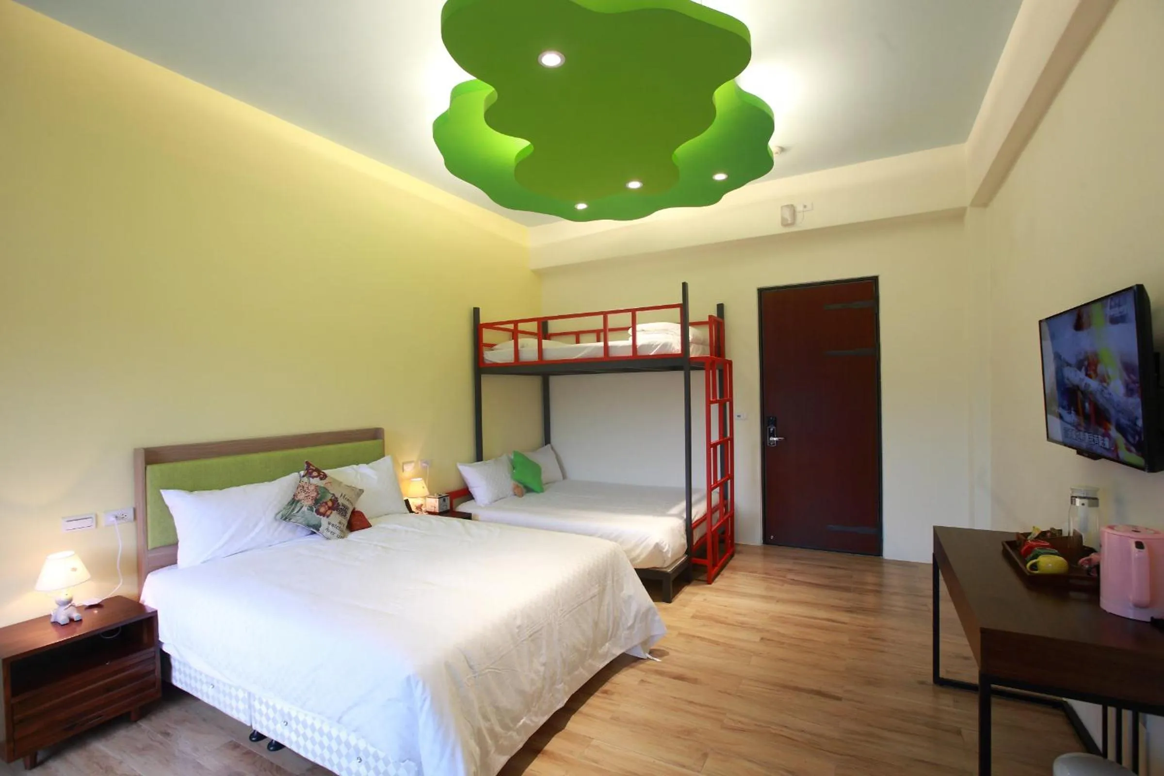 Bed in 坡岸長堤民宿 Leveeside House I 花蓮車站民宿 I 民宿證號1747 & 1748