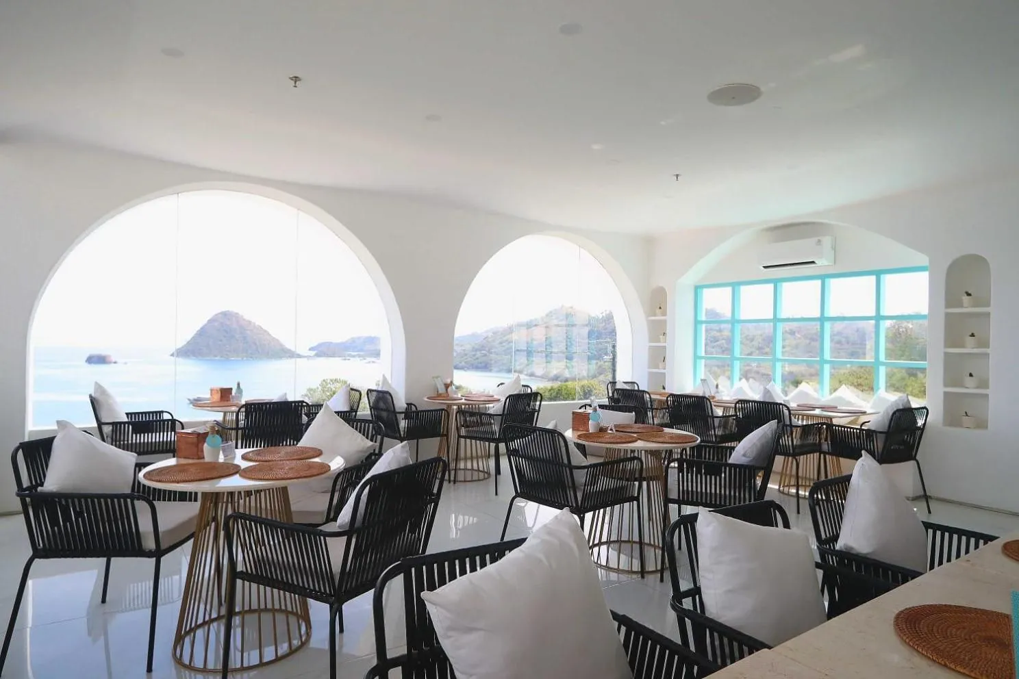 Restaurant/places to eat in Loccal Collection Hotel Komodo
