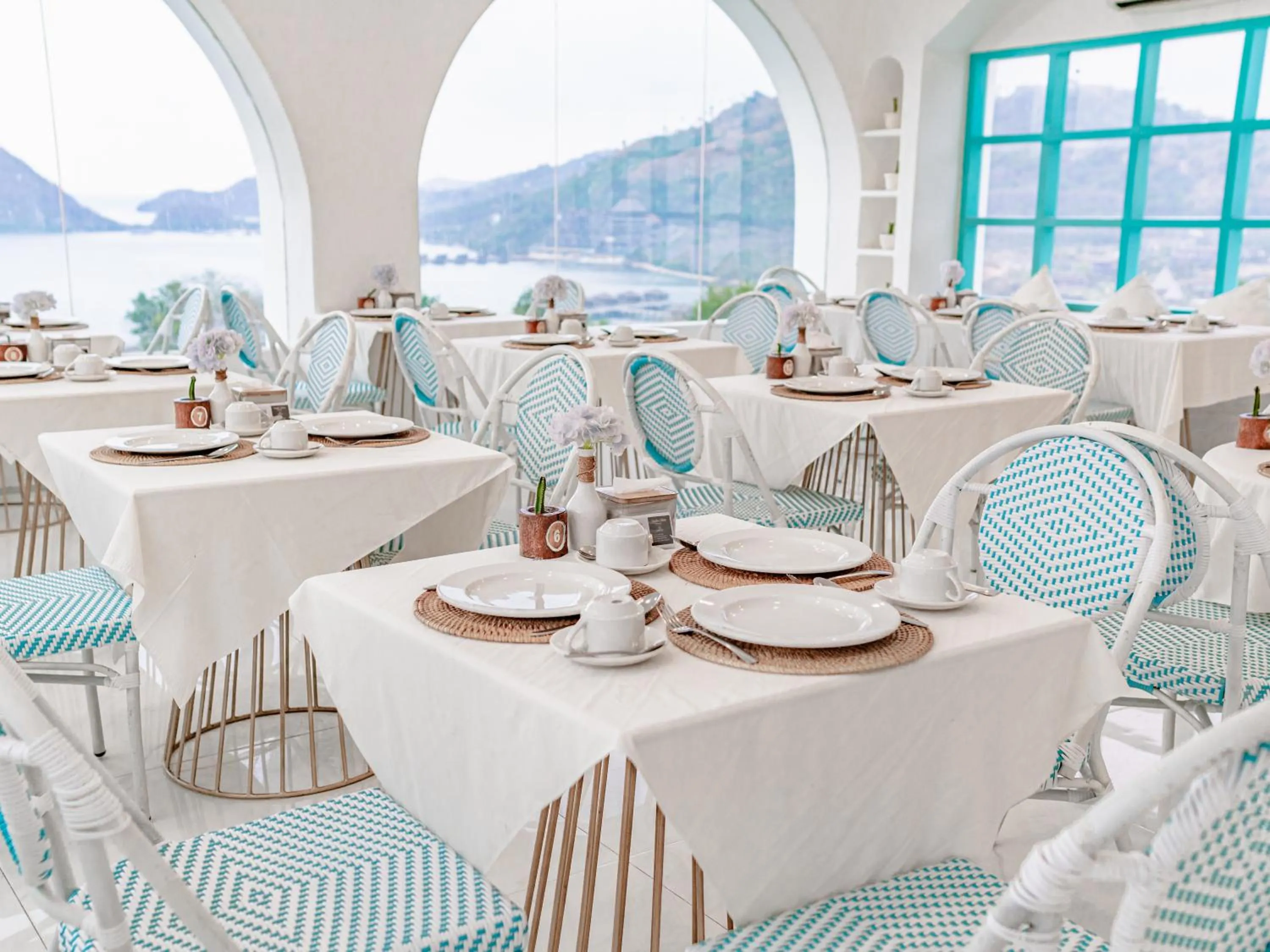 Restaurant/places to eat in Loccal Collection Hotel Komodo