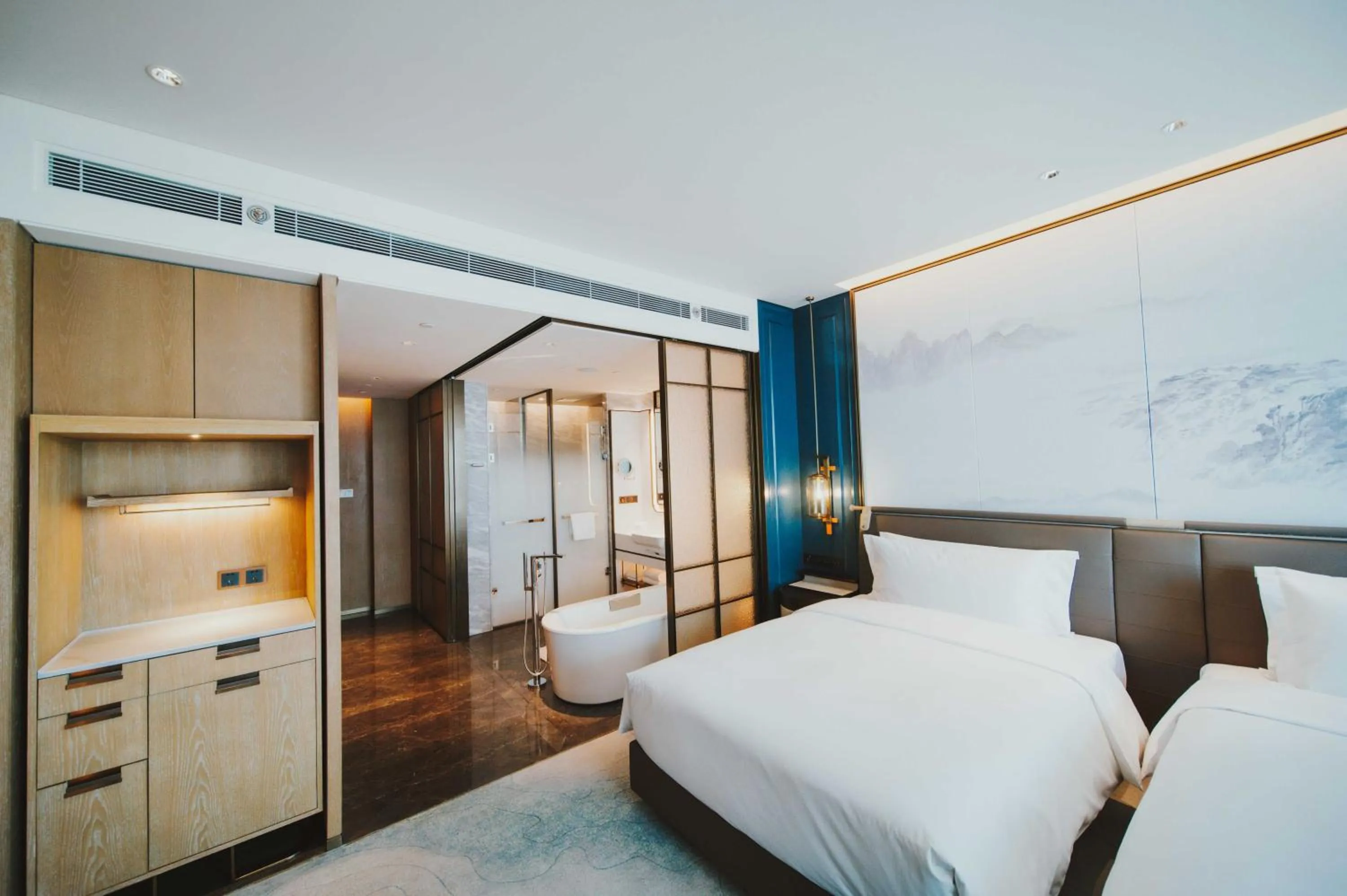 Photo of the whole room, Bed in Qingdao Haitian Hotel