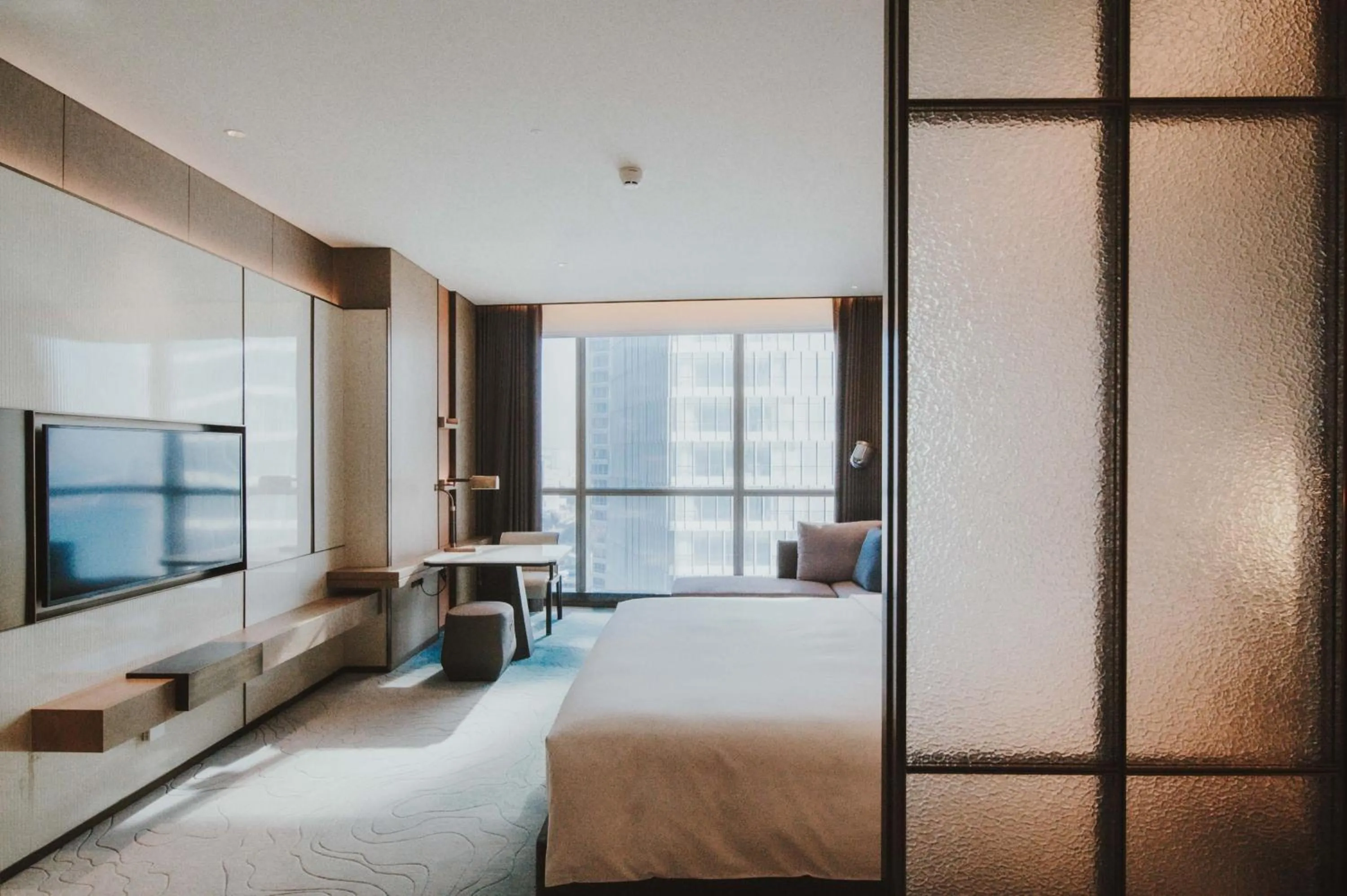 Photo of the whole room, Bed in Qingdao Haitian Hotel