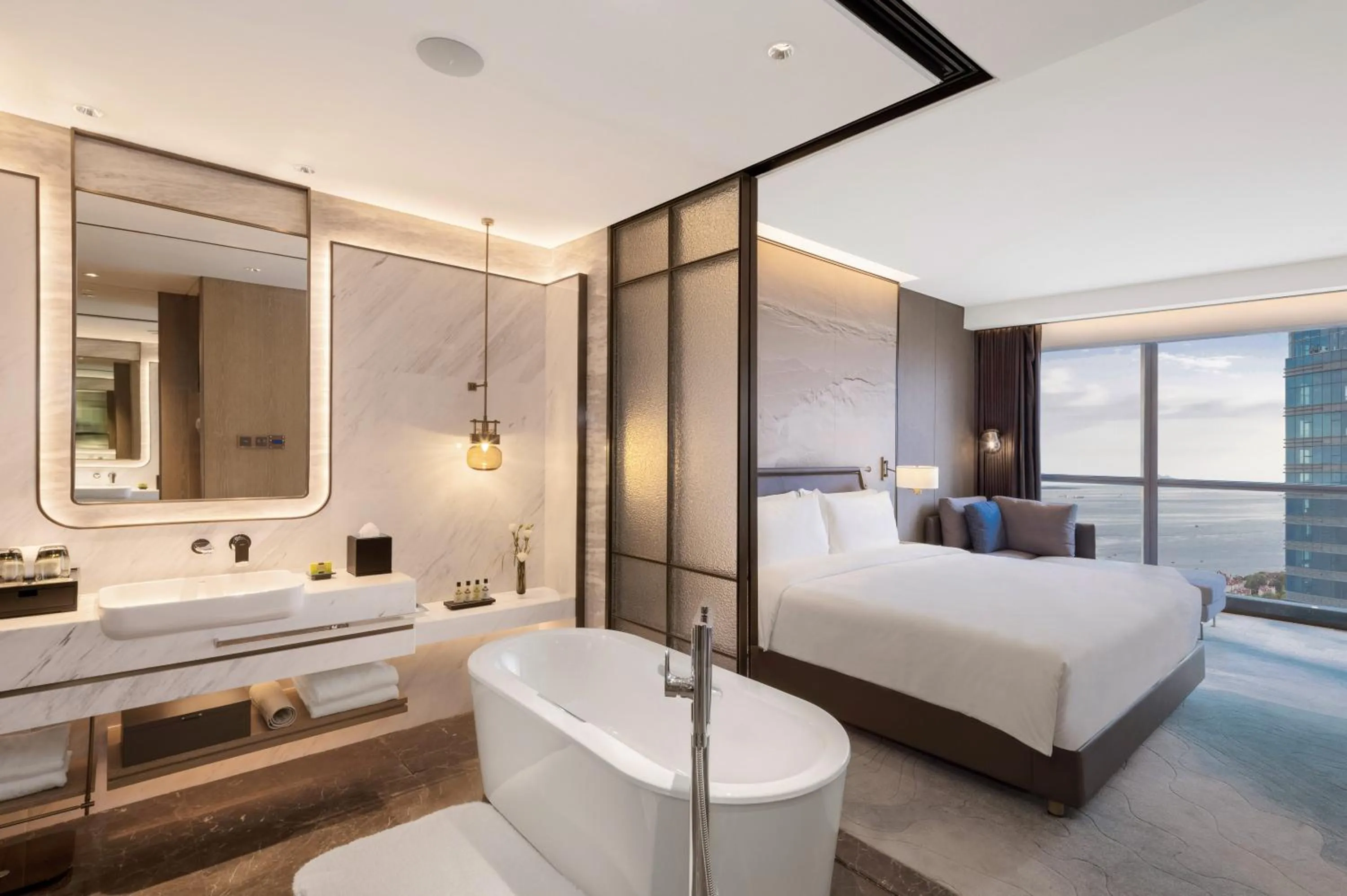 Bedroom, Bed in Qingdao Haitian Hotel