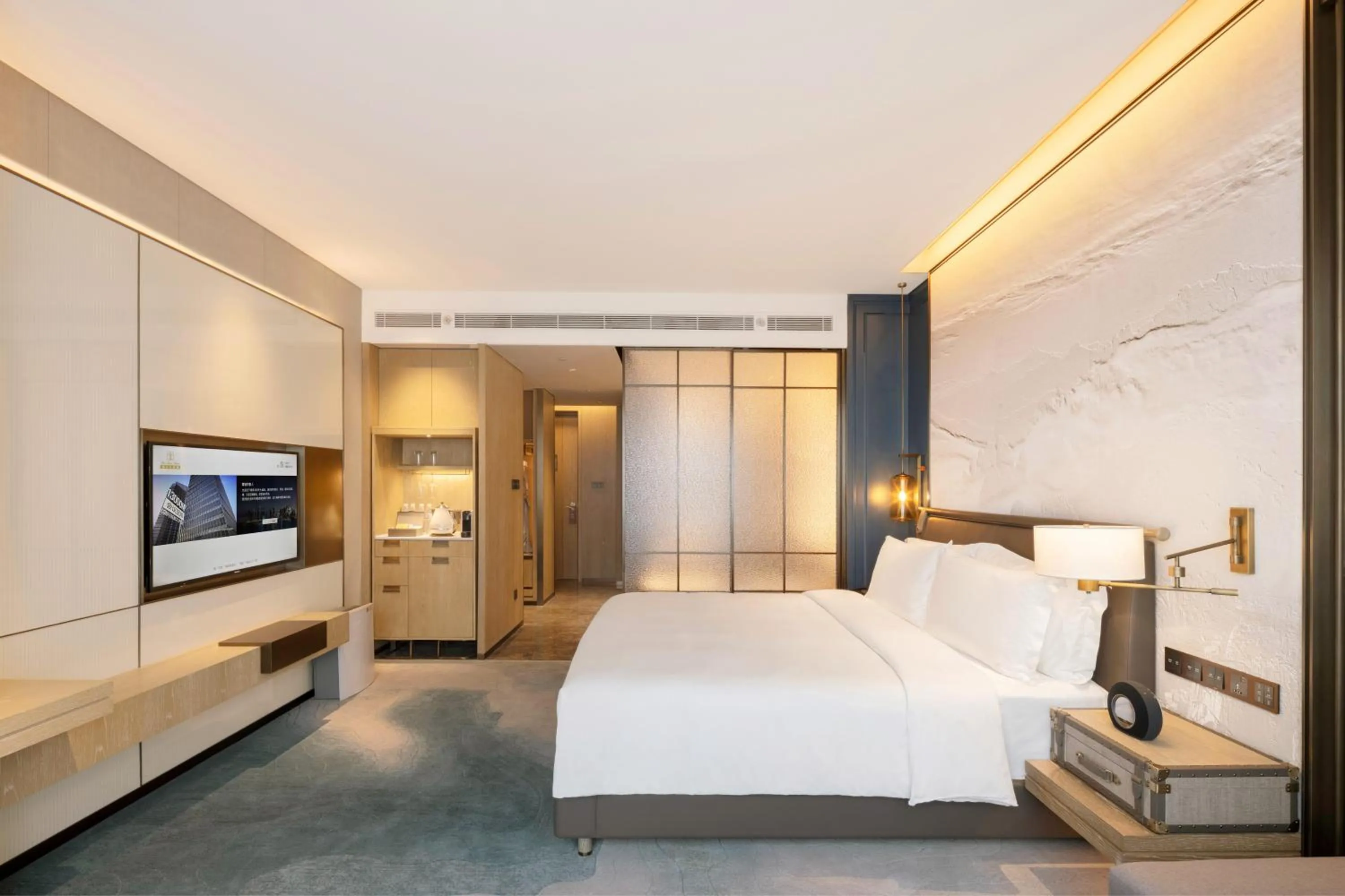 Photo of the whole room, Bed in Qingdao Haitian Hotel