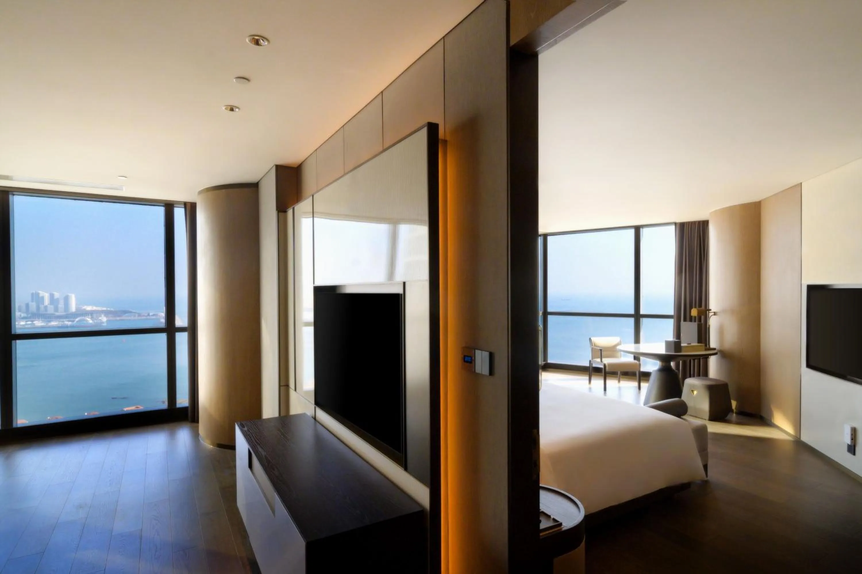 Photo of the whole room, Bed in Qingdao Haitian Hotel