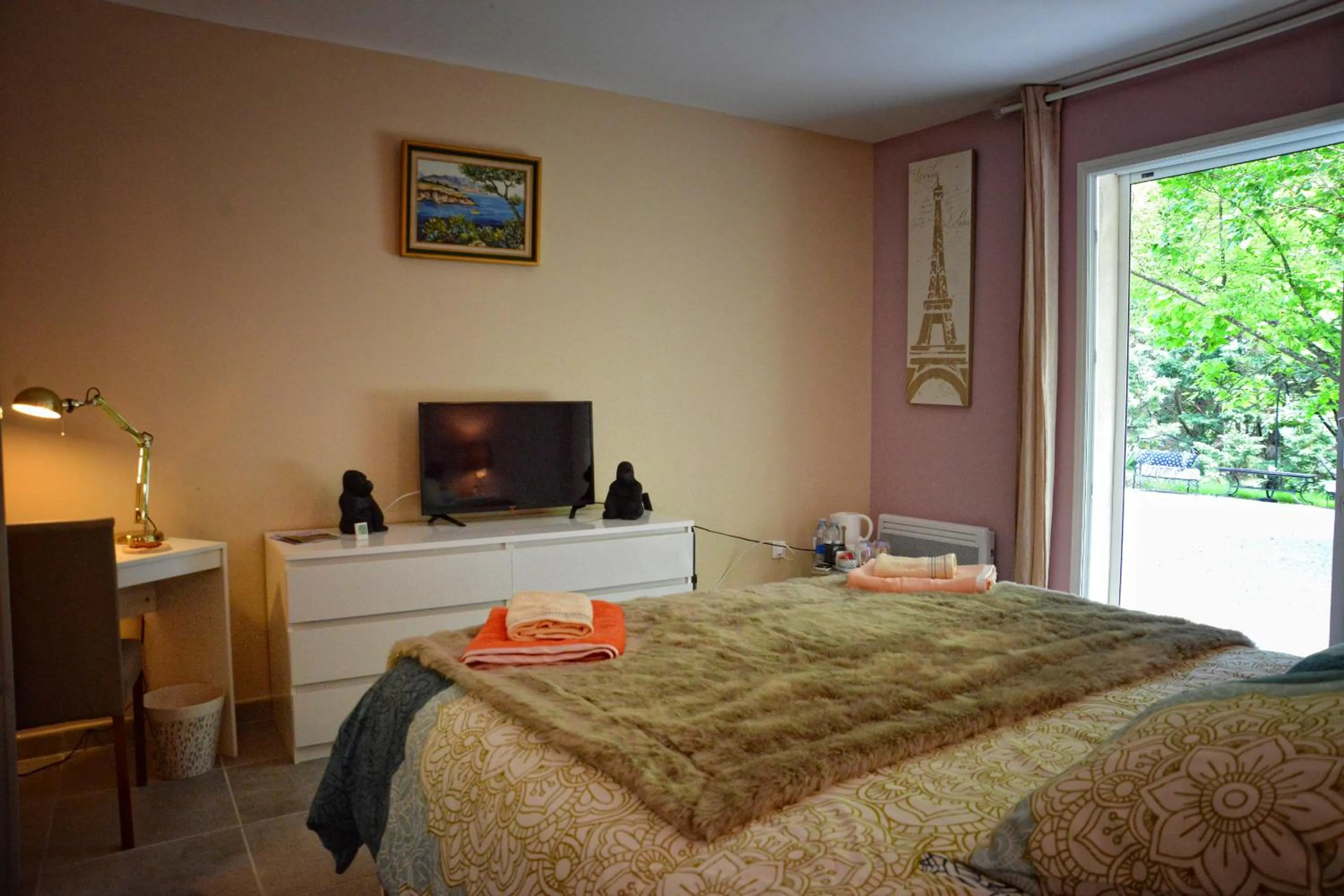 TV and multimedia, Bed in Maison Matachot