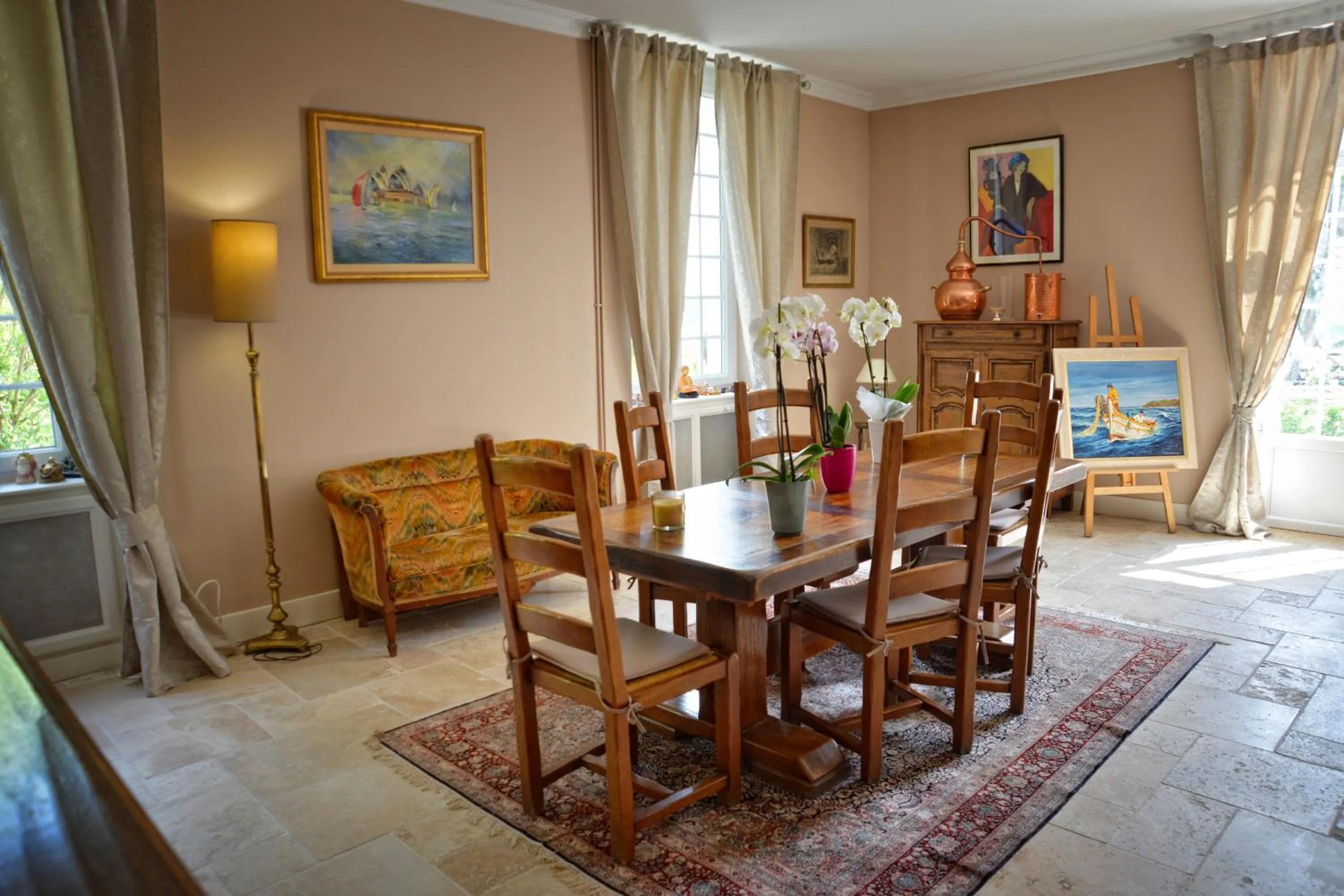 Dining area in Maison Matachot
