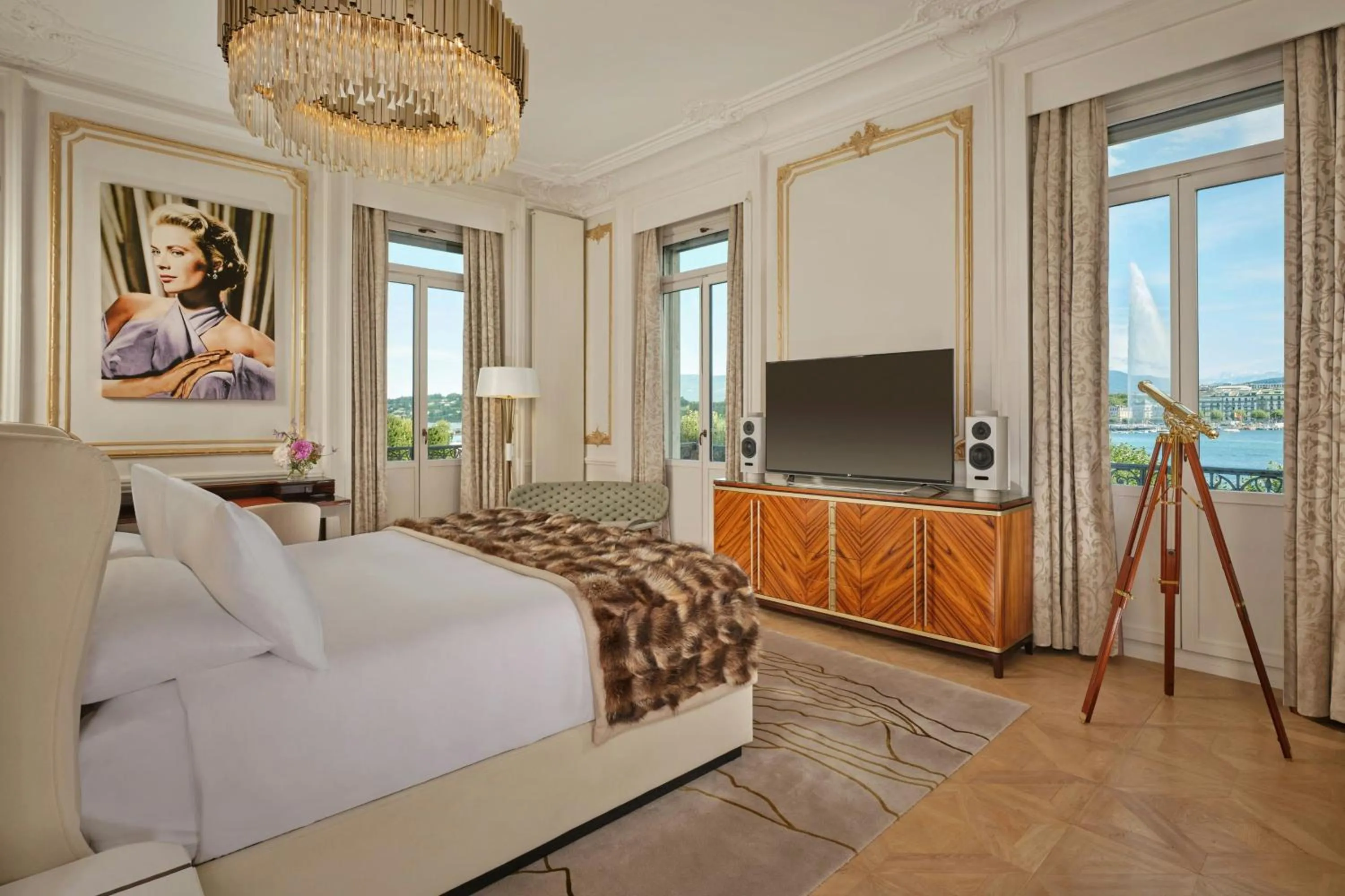Photo of the whole room, Bed in The Ritz-Carlton Hotel de la Paix, Geneva