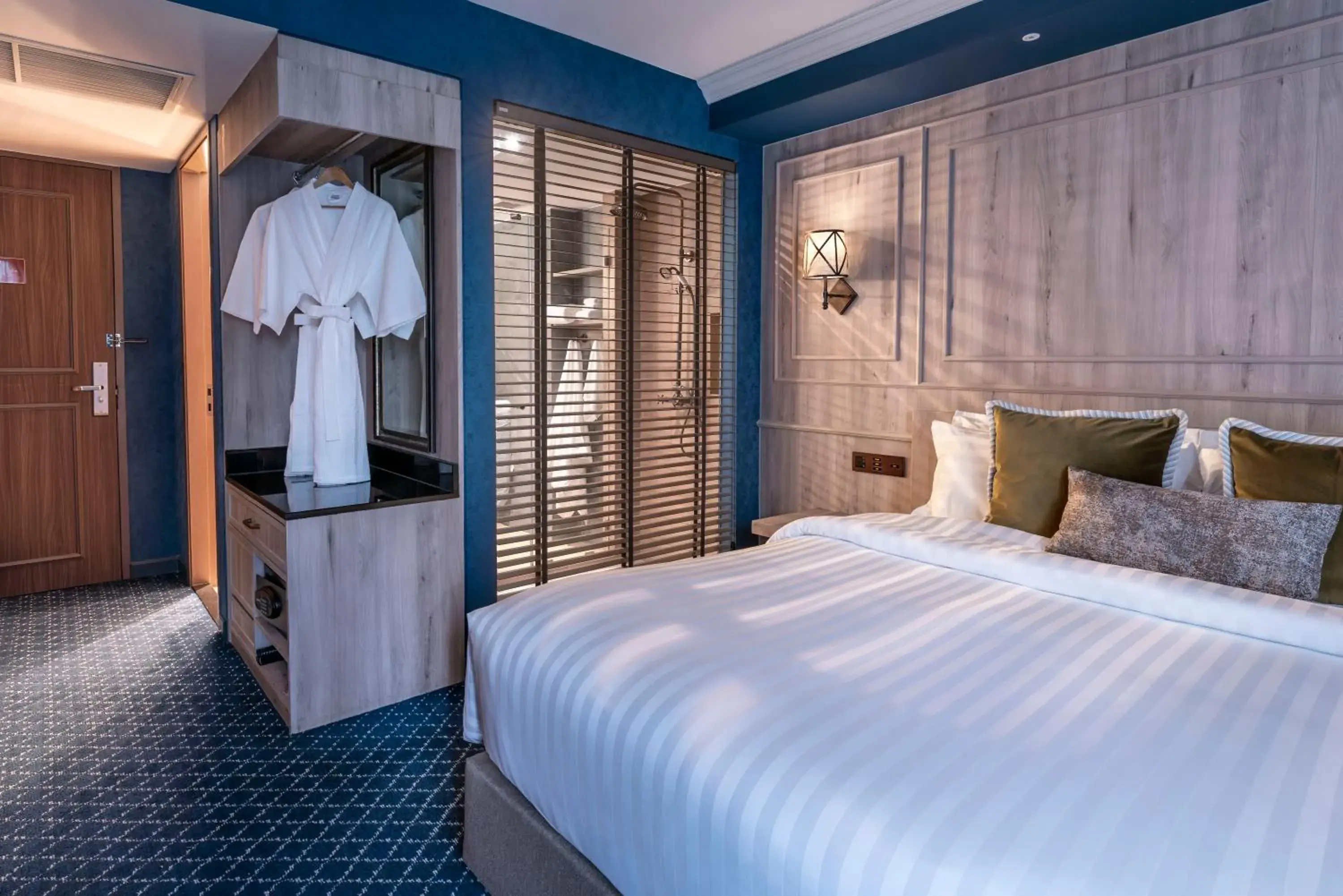 1st Class Coach - Double bed in The Coach Hotel Sukhumvit - Asok BTS Bangkok 1st Class Coach - Double bed in The Coach Hotel Sukhumvit - Asok BTS Bangkok