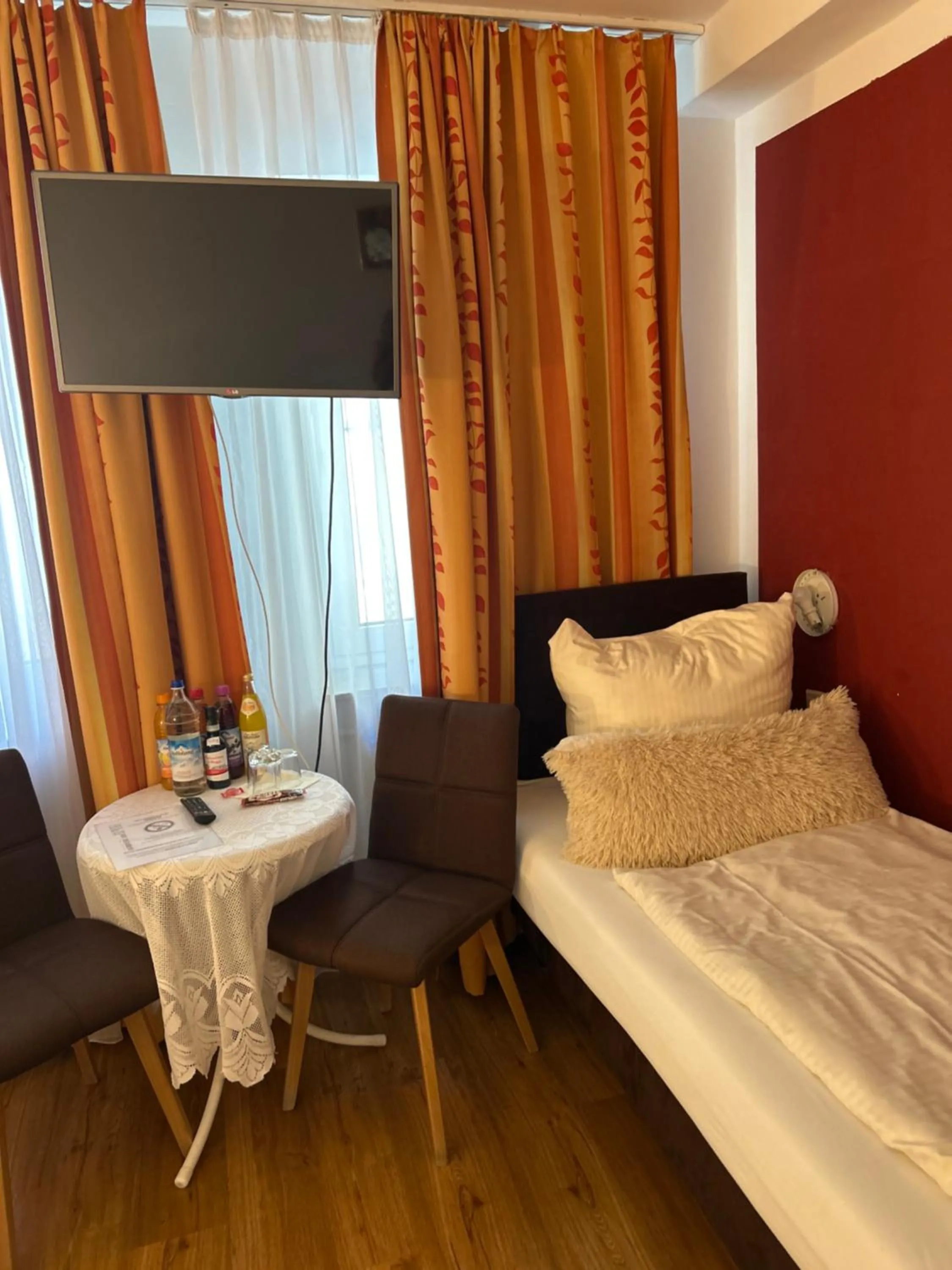 Photo of the whole room, Bed in Hotel Pension Haydn