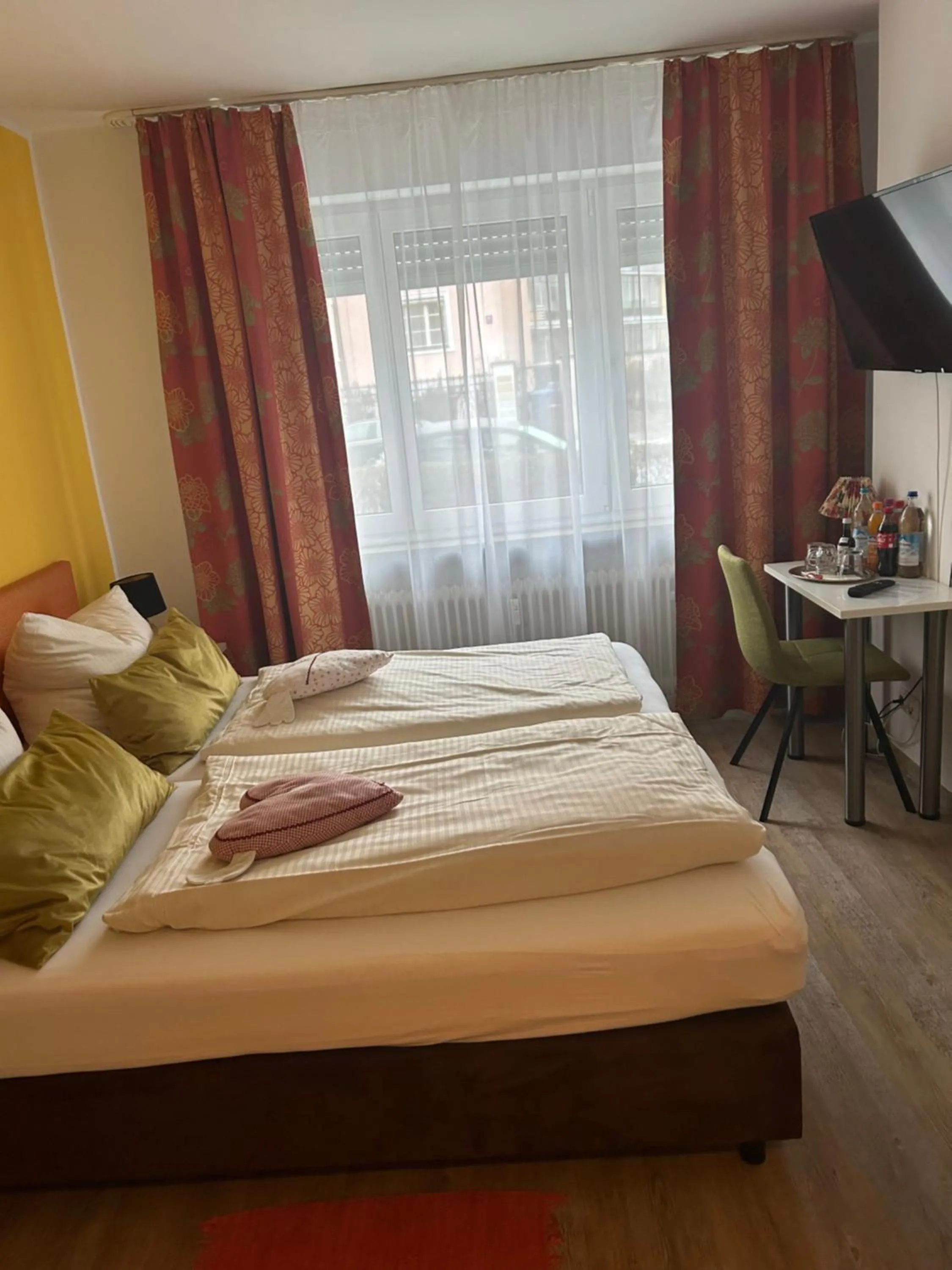 Bedroom, Bed in Hotel Pension Haydn