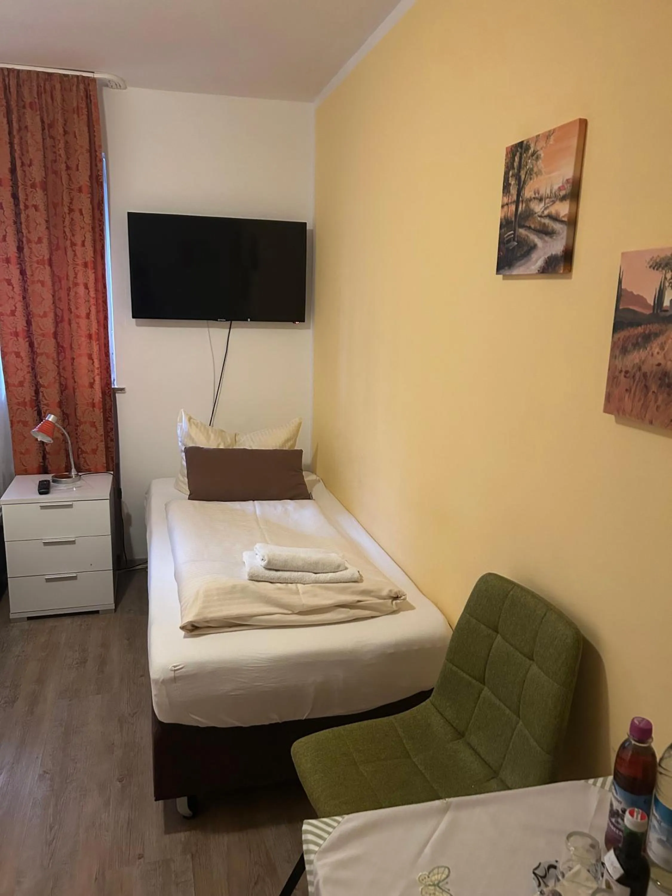 Bedroom, Bed in Hotel Pension Haydn