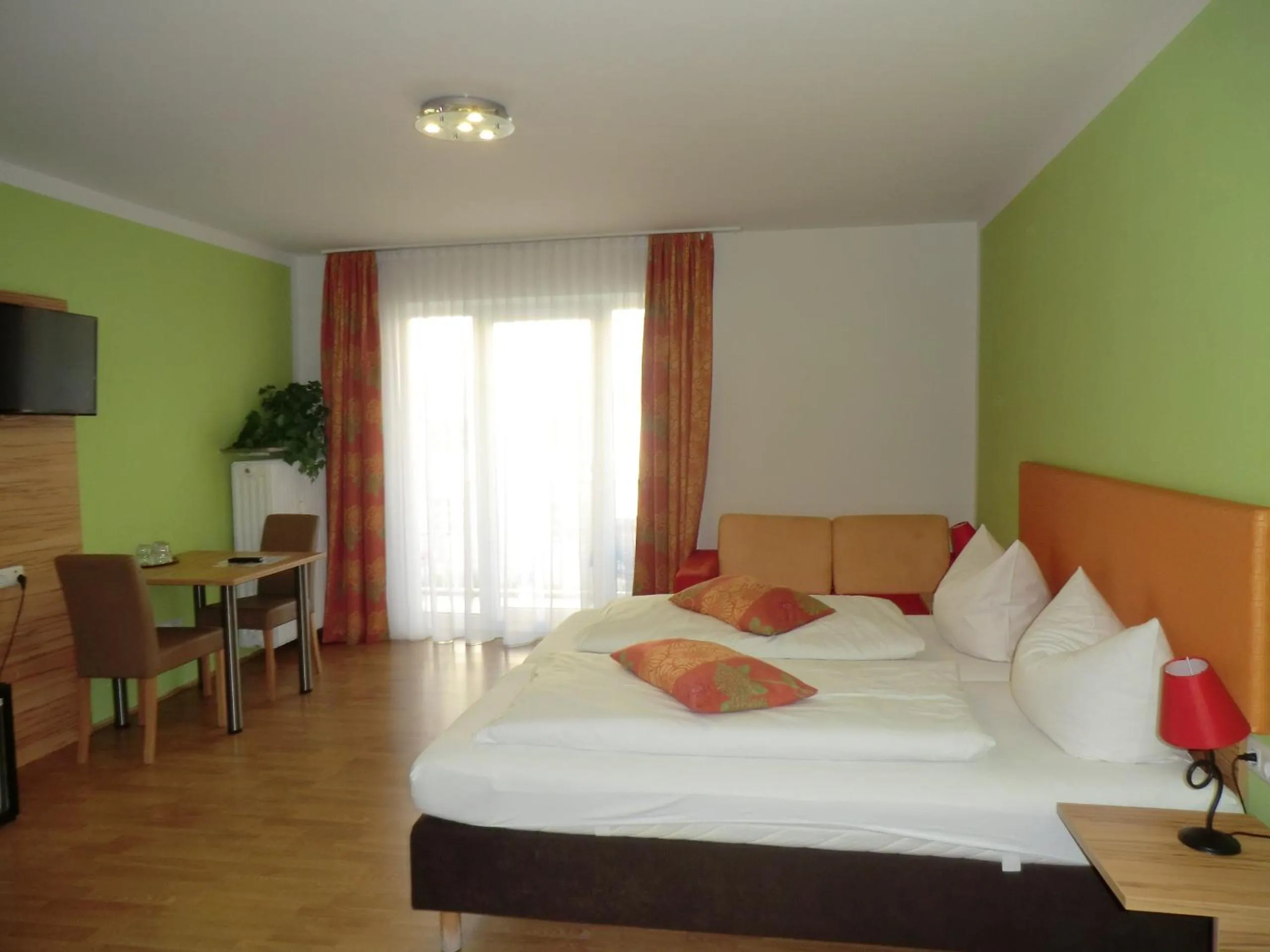 Bedroom, Bed in Hotel Pension Haydn