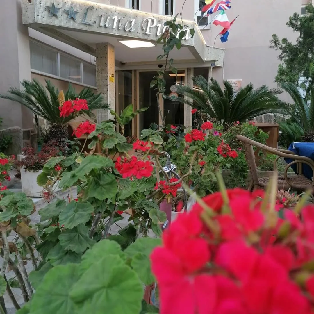 Facade/entrance in Luna Piena Hotel
