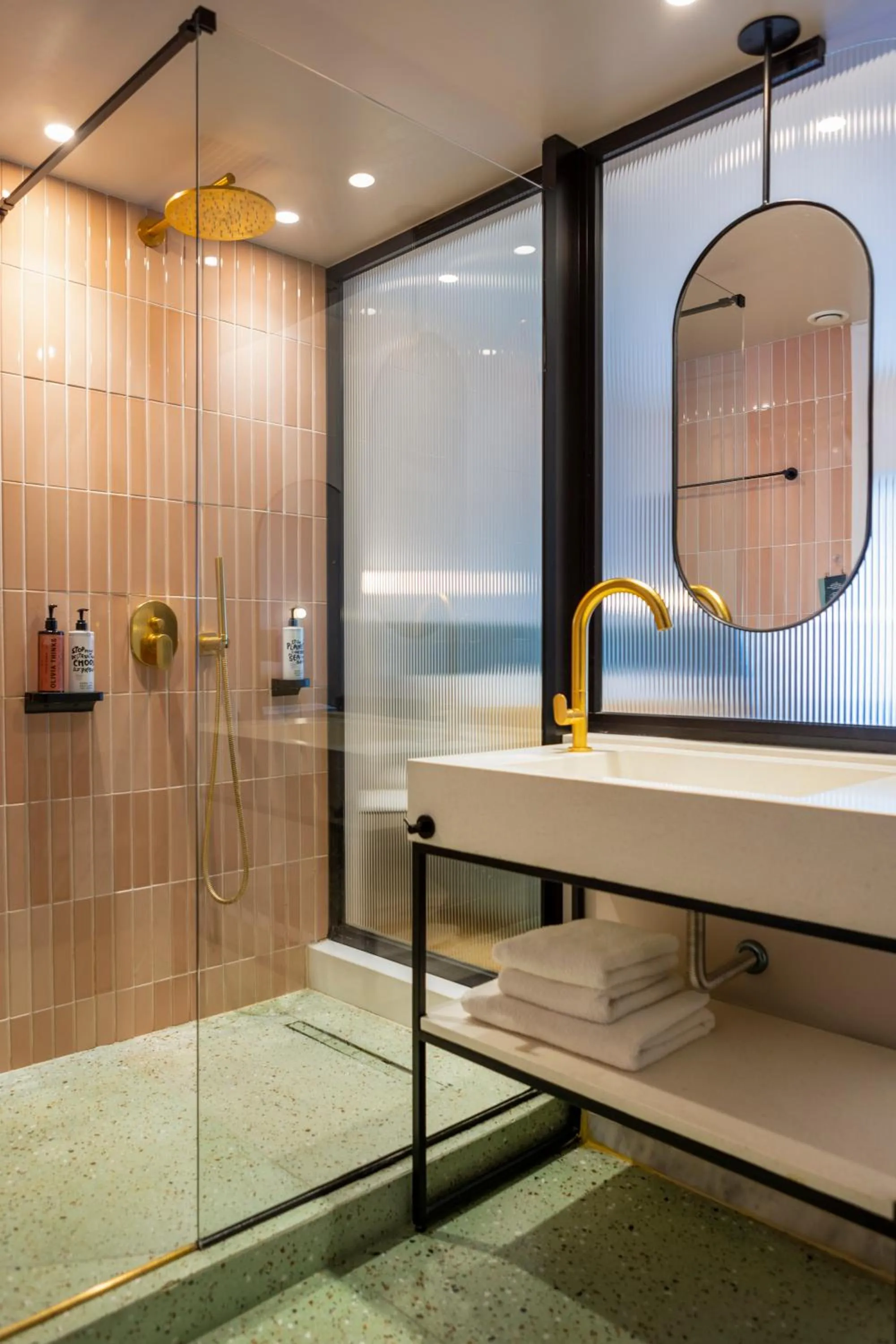 Shower in L'Avventura Athens