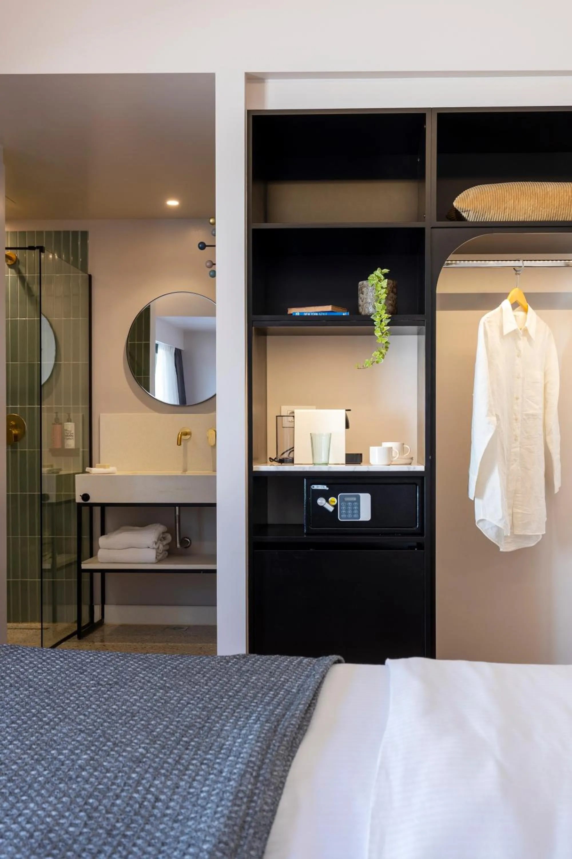 Bathroom, Bed in L'Avventura Athens