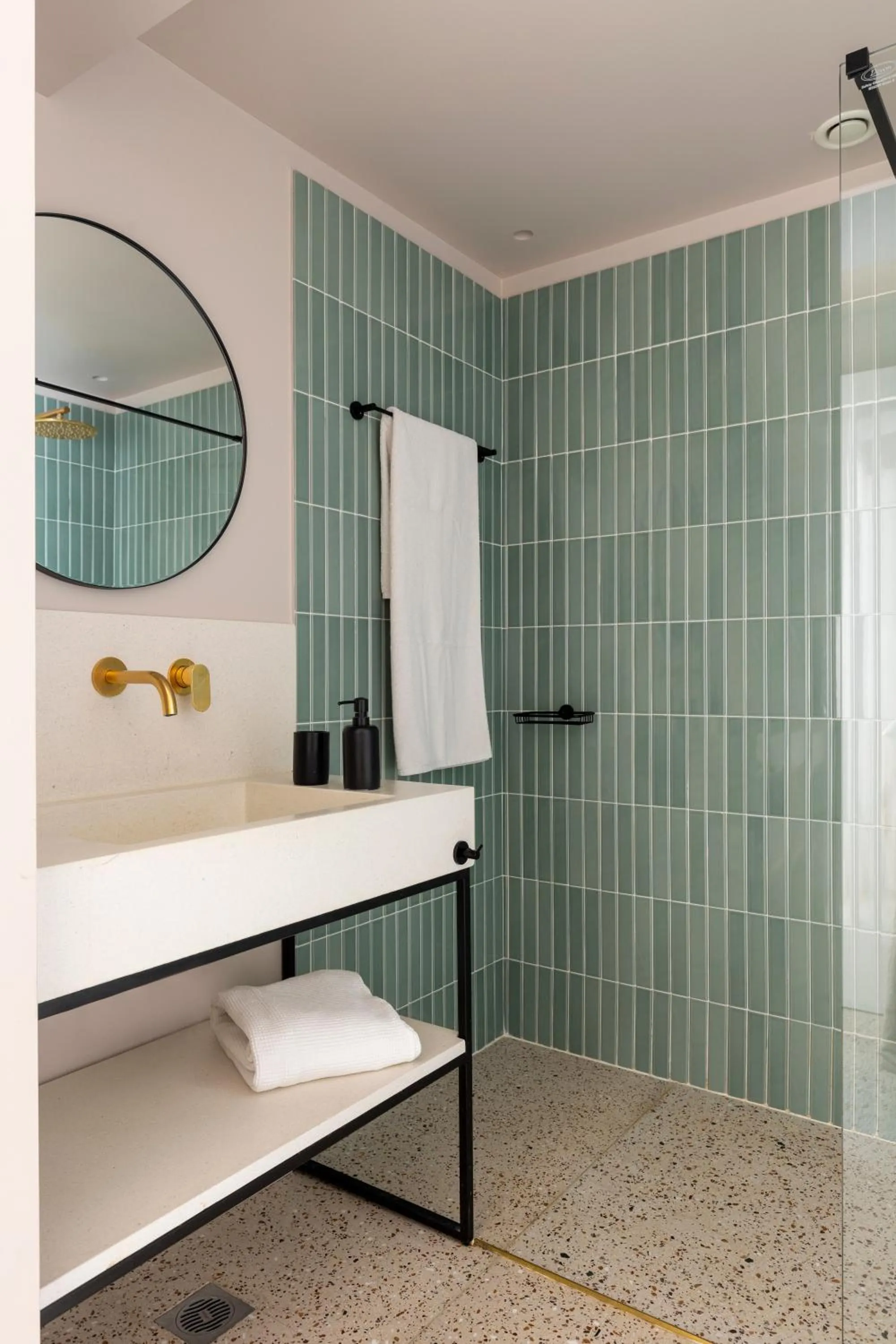 Shower in L'Avventura Athens