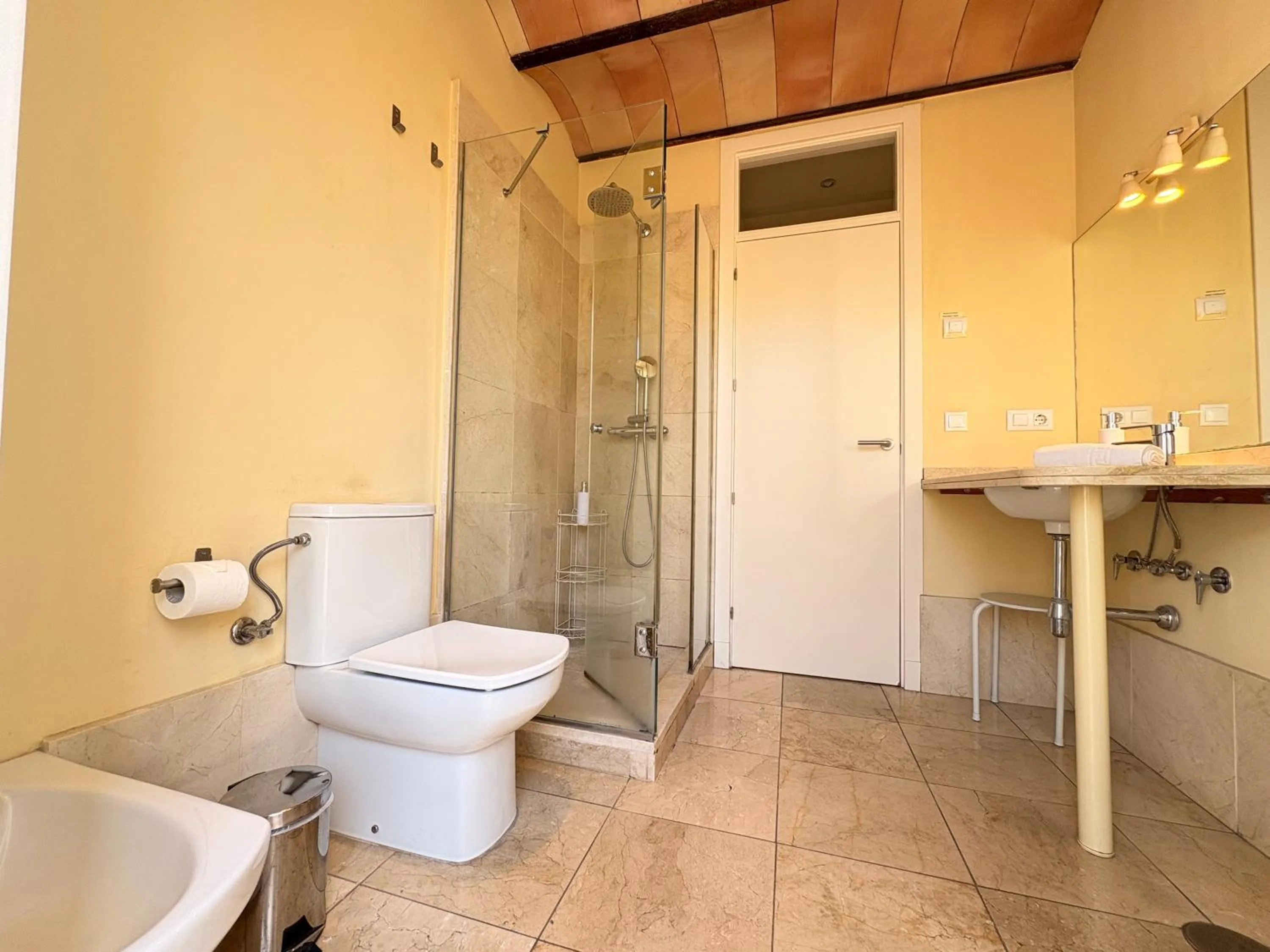 Shower in Life Apartments San Vicente