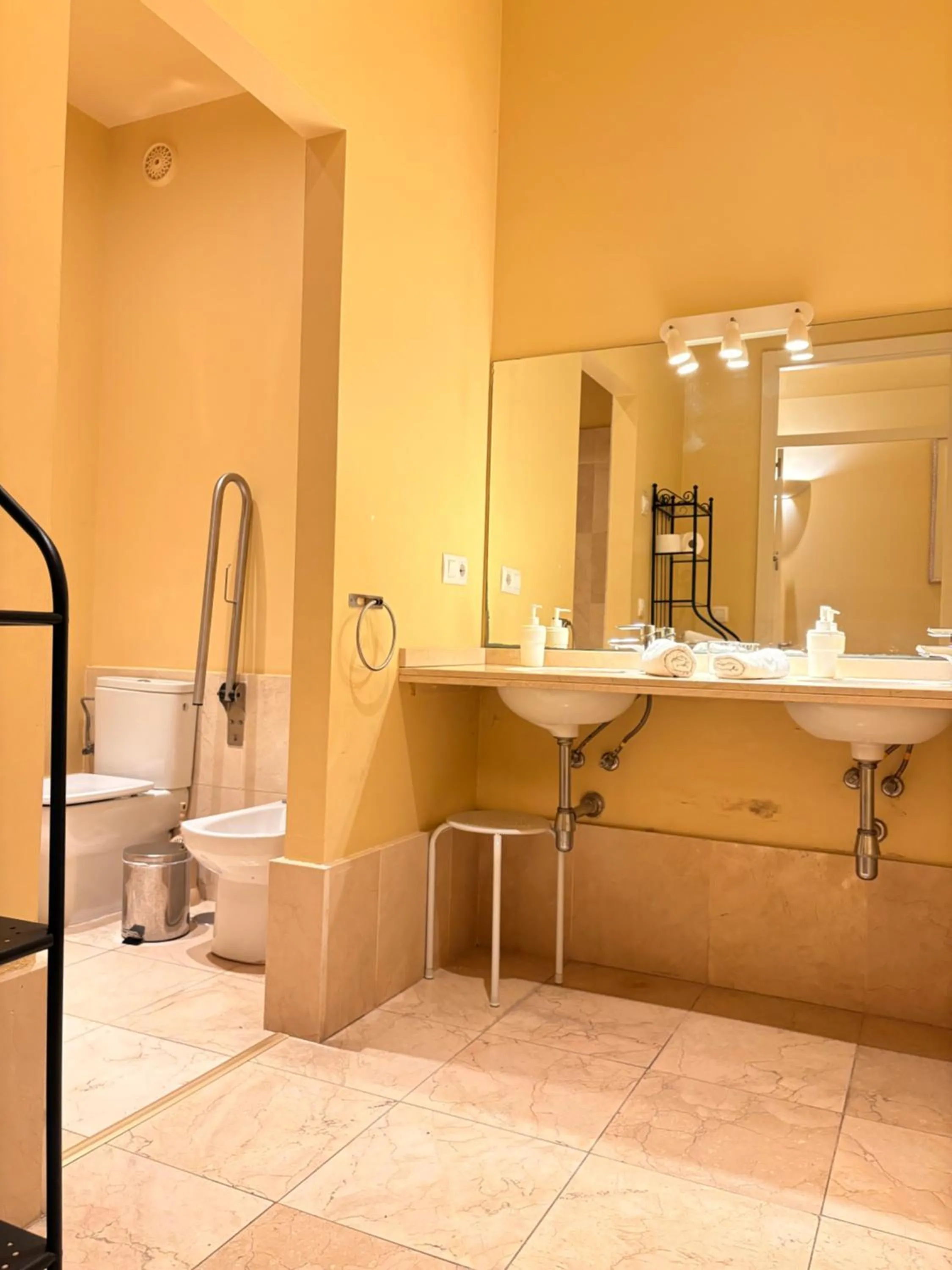Shower in Life Apartments San Vicente