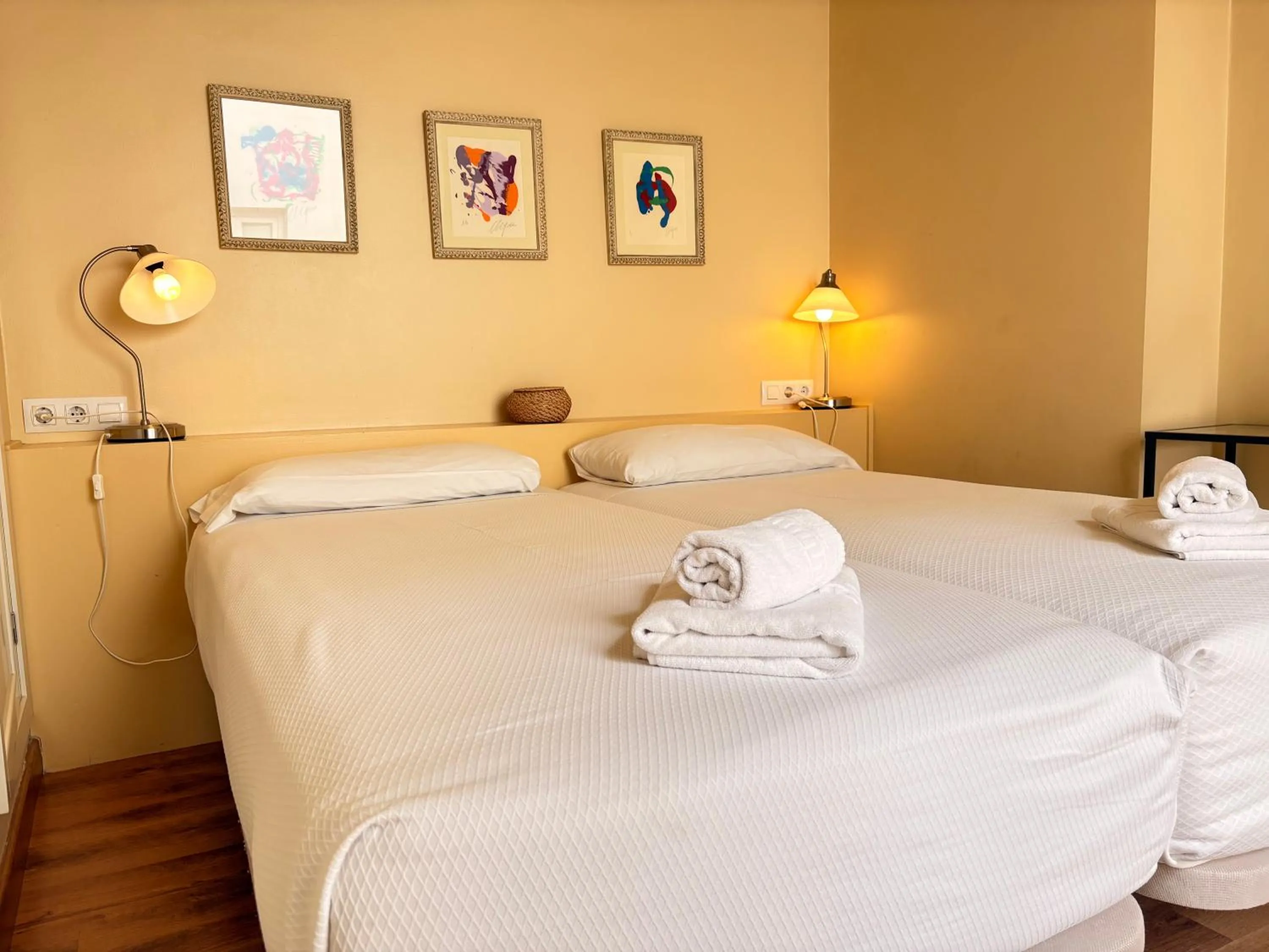 Photo of the whole room, Bed in Life Apartments San Vicente