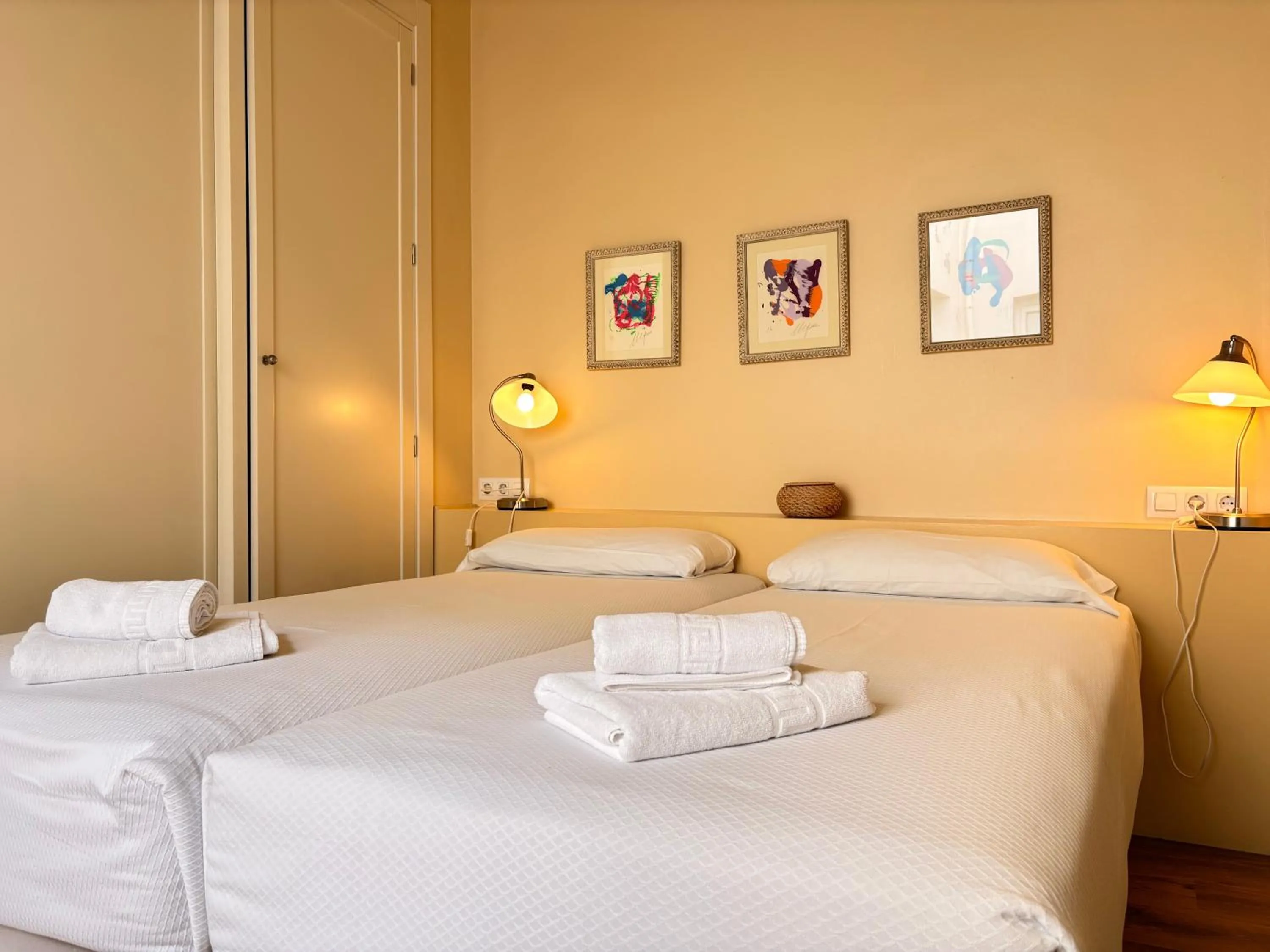 Photo of the whole room, Bed in Life Apartments San Vicente