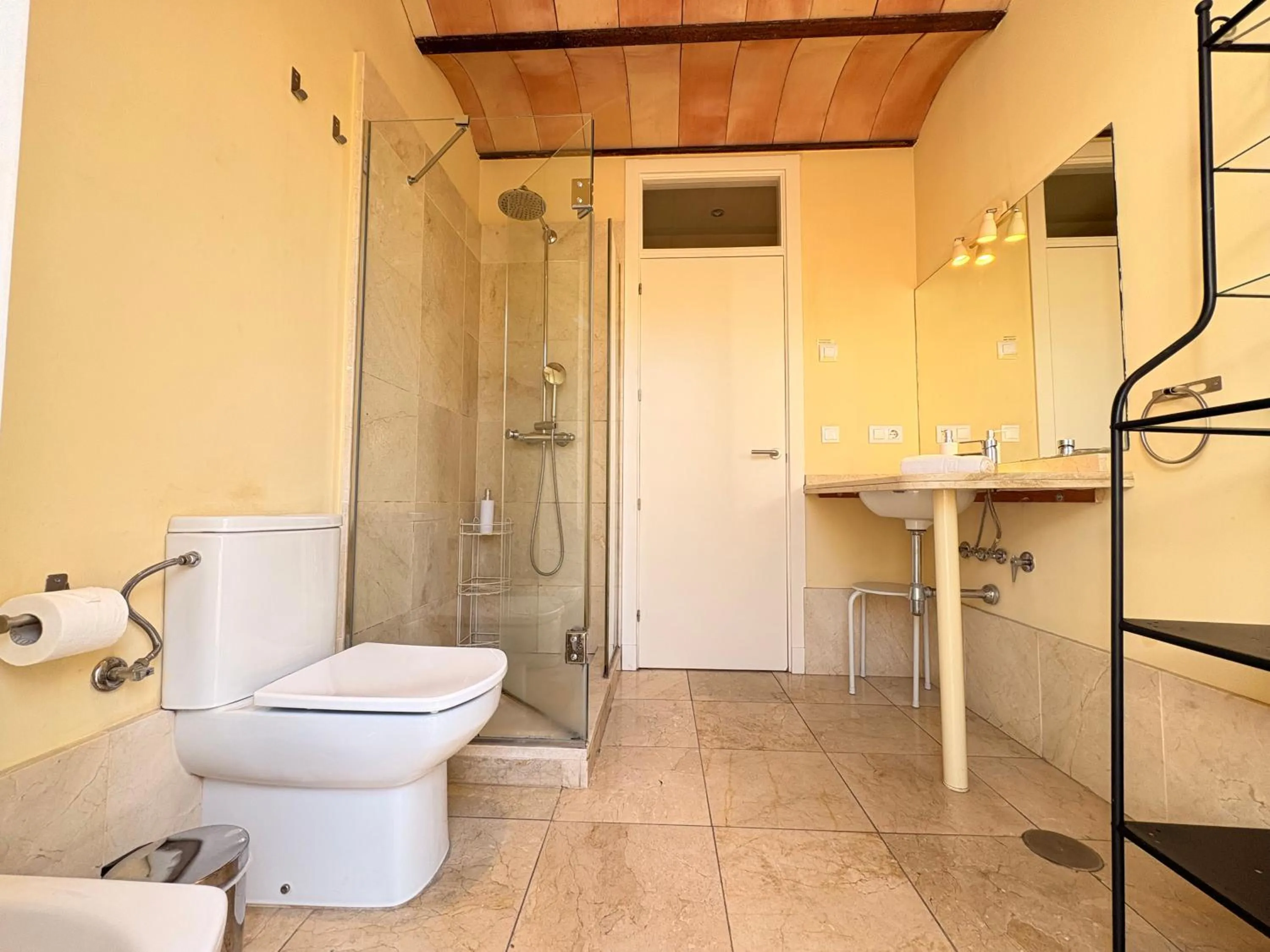 Shower in Life Apartments San Vicente