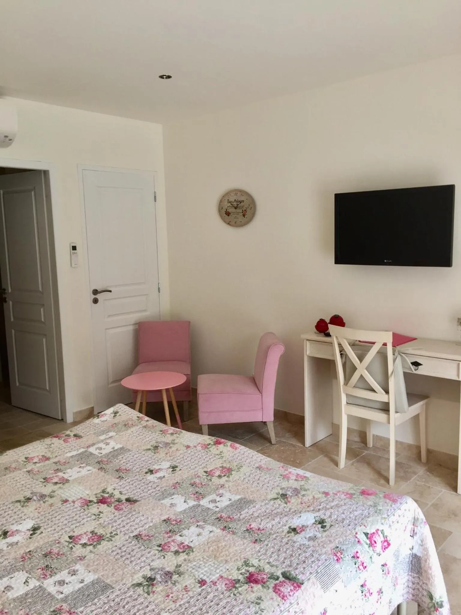 Photo of the whole room, Bed in Domaine Le Mas Sans Soucis