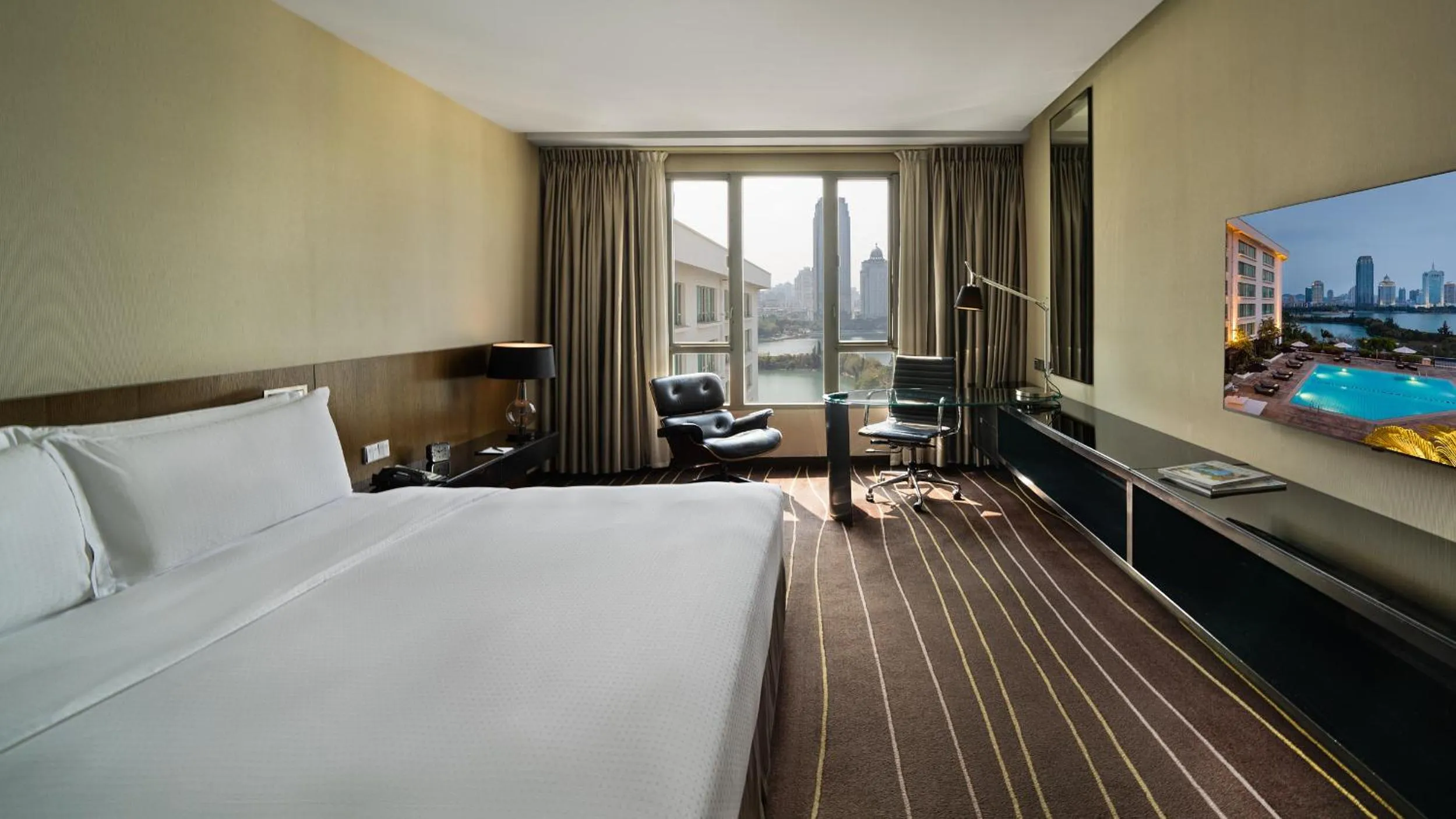 Lake view, Bed in Marco Polo Xiamen