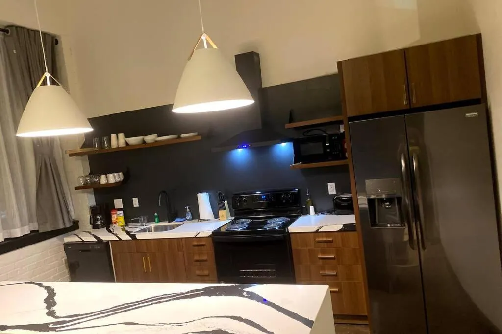 Kitchen or kitchenette in 3E-*Renovated* 5 min to UPMC Shadyside, sleeps 6