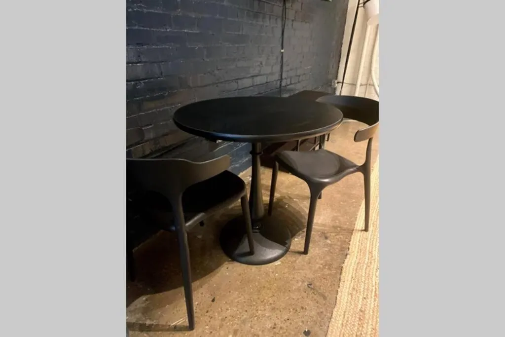 Dining area in 3E-*Renovated* 5 min to UPMC Shadyside, sleeps 6