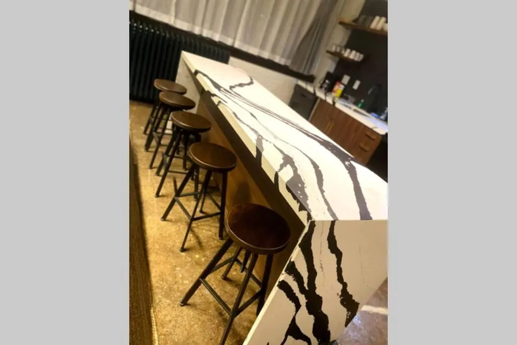 Dining area in 3E-*Renovated* 5 min to UPMC Shadyside, sleeps 6