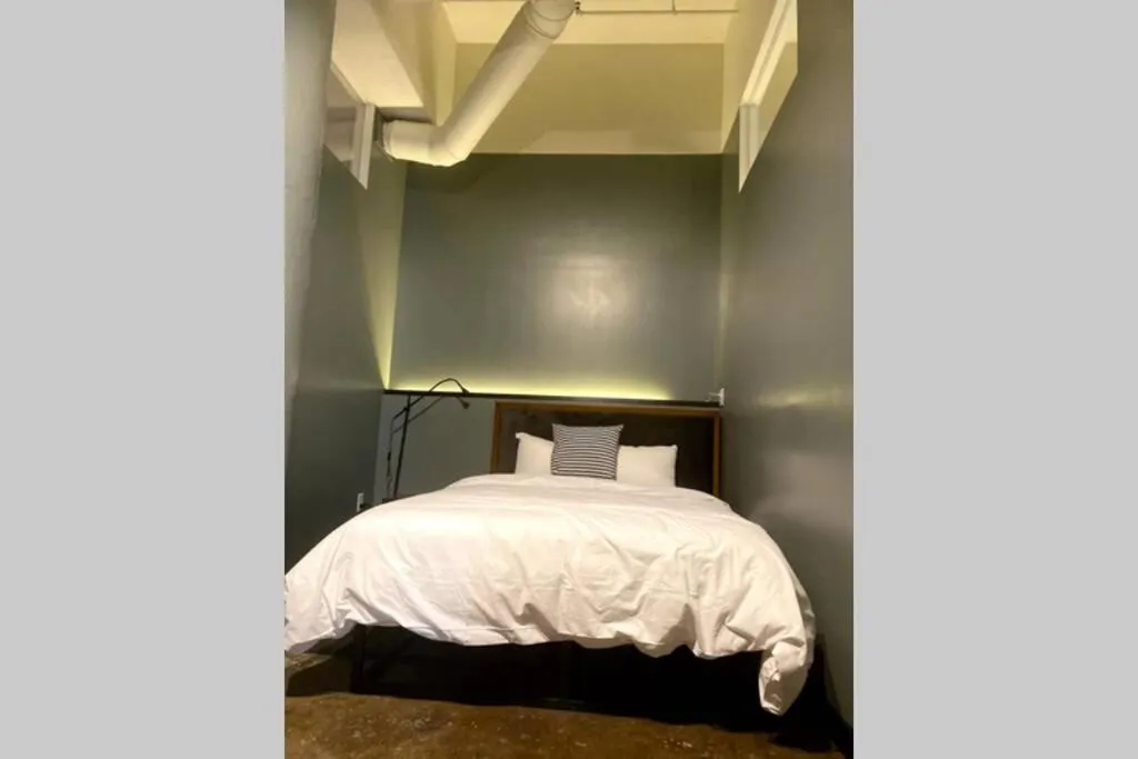 Bed in 3E-*Renovated* 5 min to UPMC Shadyside, sleeps 6